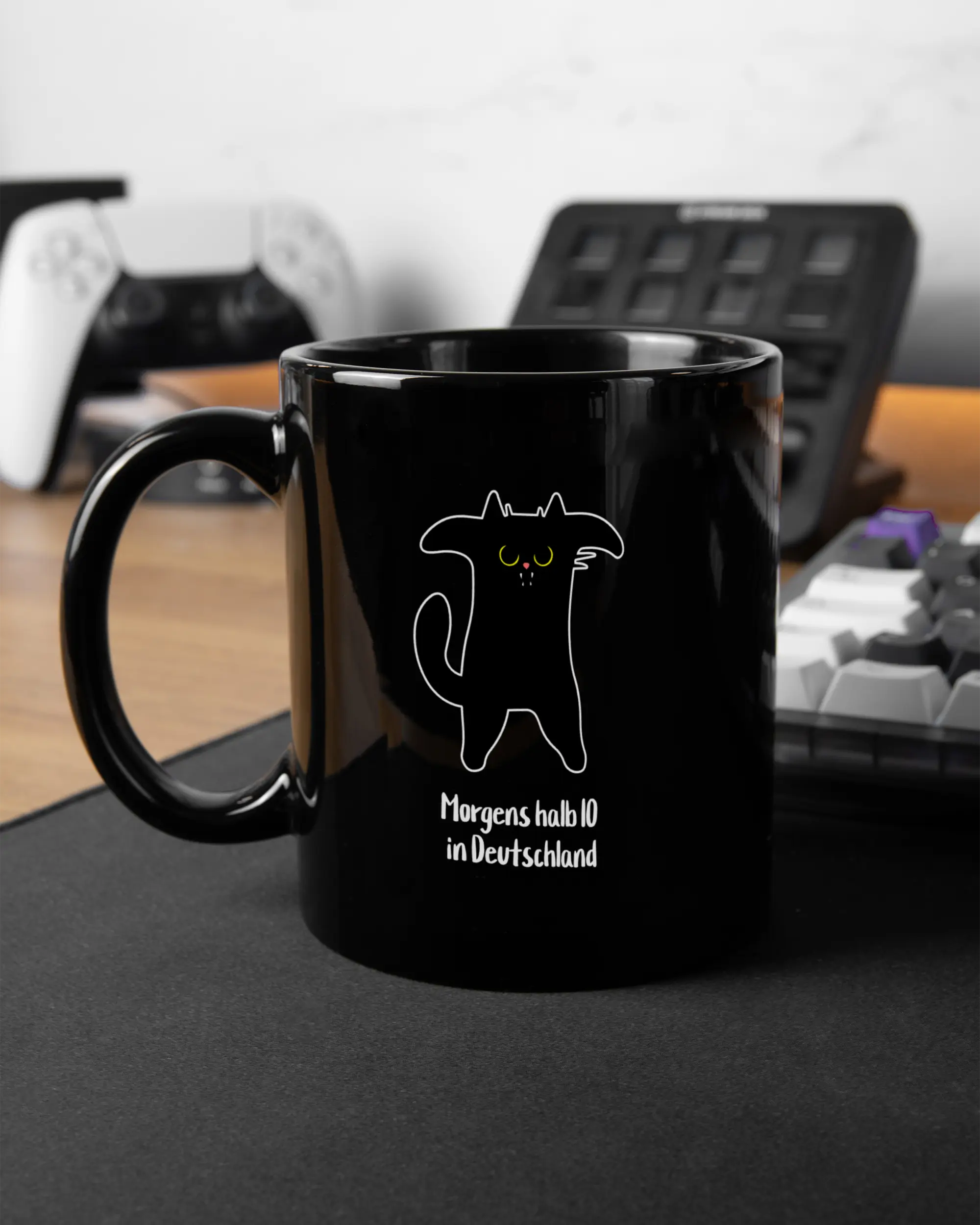 Gaming Room Aufnahme der beidseitig bedruckten Keramik Tasse von Maondo mit dem Design Guten Morgen in der Farbe Schwarz