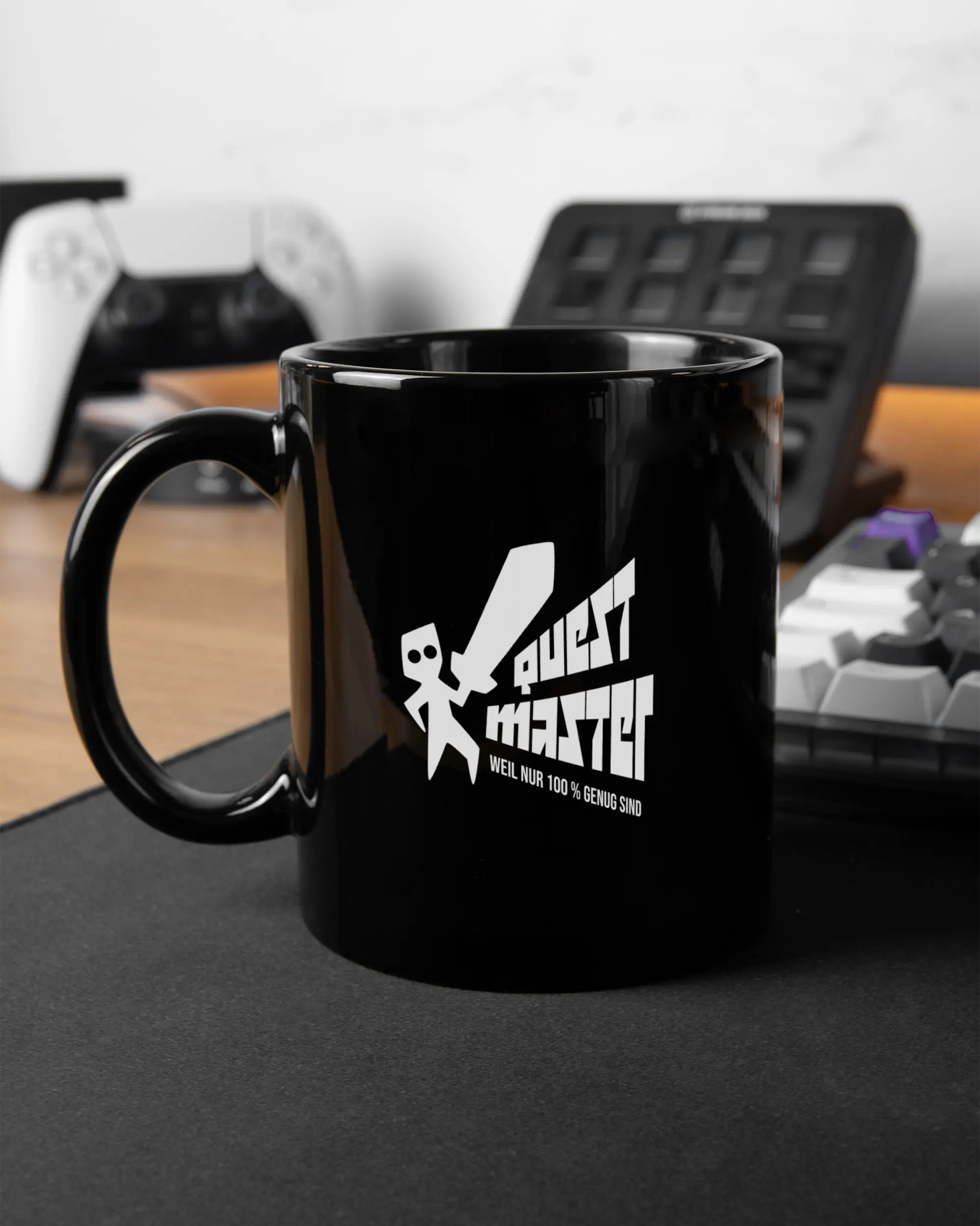 Gaming Room Aufnahme der beidseitig bedruckten Keramik Tasse von Maondo mit dem Design Quest Master in der Farbe Schwarz