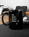 Gaming Room Aufnahme der beidseitig bedruckten Keramik Tasse von Maondo mit dem Design Abhängen in der Farbe Schwarz