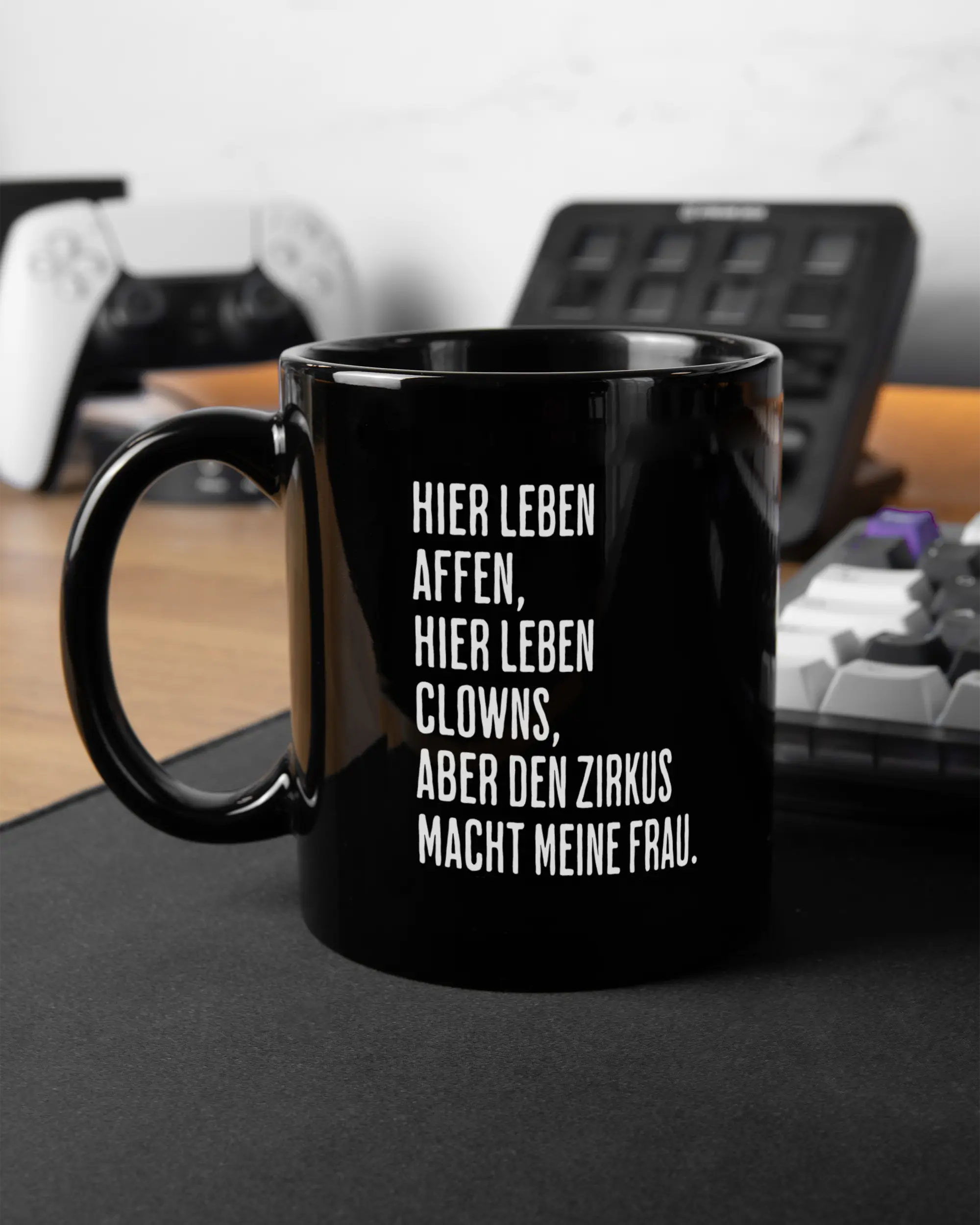 Gaming Room Aufnahme der beidseitig bedruckten Keramik Tasse von Maondo mit dem Design Affenzirkus in der Farbe Schwarz