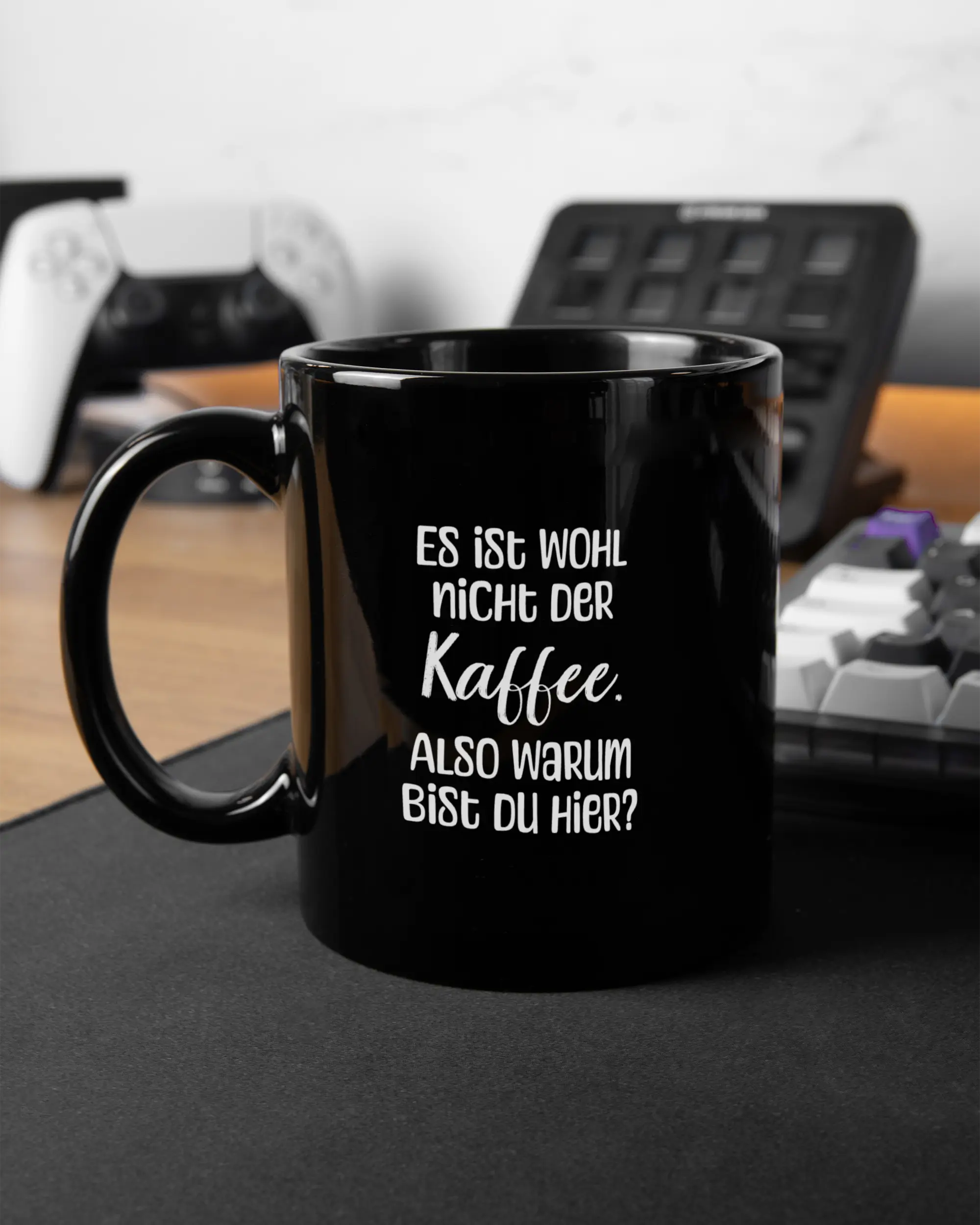 Gaming Room Aufnahme der beidseitig bedruckten Keramik Tasse von Maondo mit dem Design Kaffeeklatsch in der Farbe Schwarz