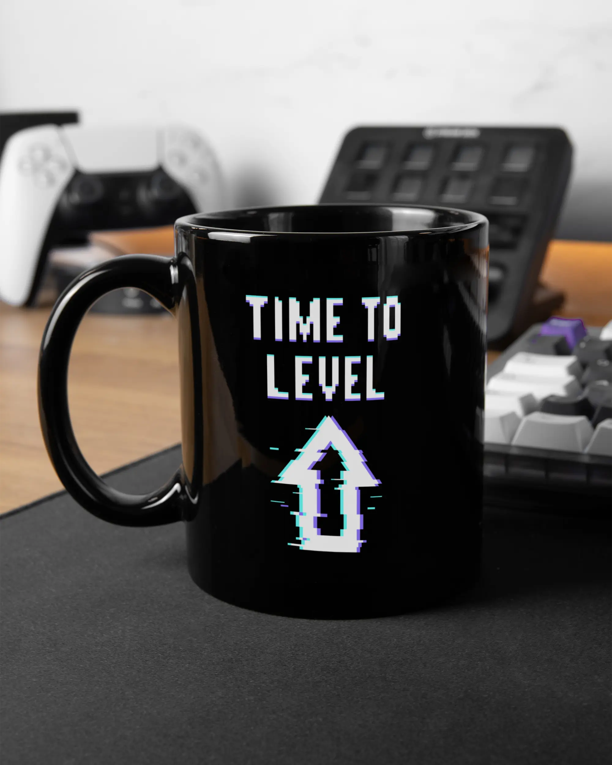 Gaming Room Aufnahme der beidseitig bedruckten Keramik Tasse von Maondo mit dem Design Koffein-Game in der Farbe Schwarz