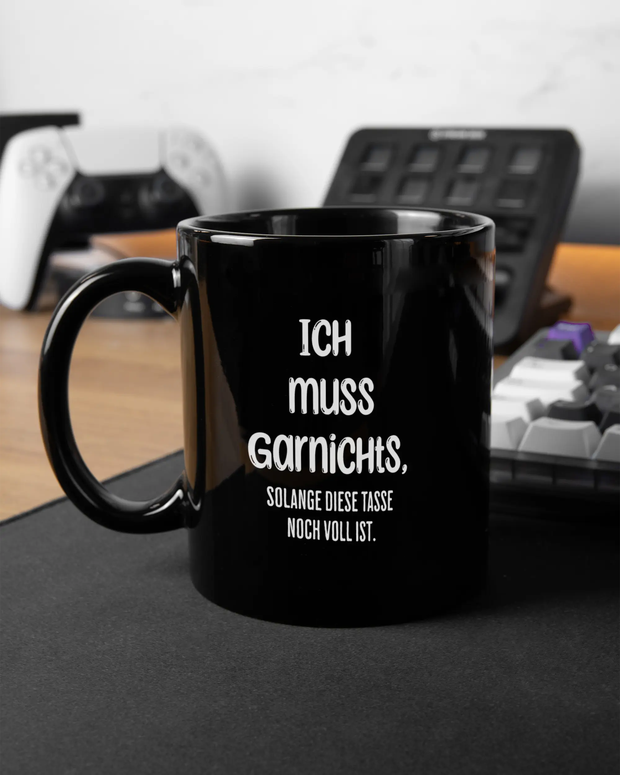 Gaming Room Aufnahme der beidseitig bedruckten Keramik Tasse von Maondo mit dem Design Verhandlungsspielraum in der Farbe Schwarz