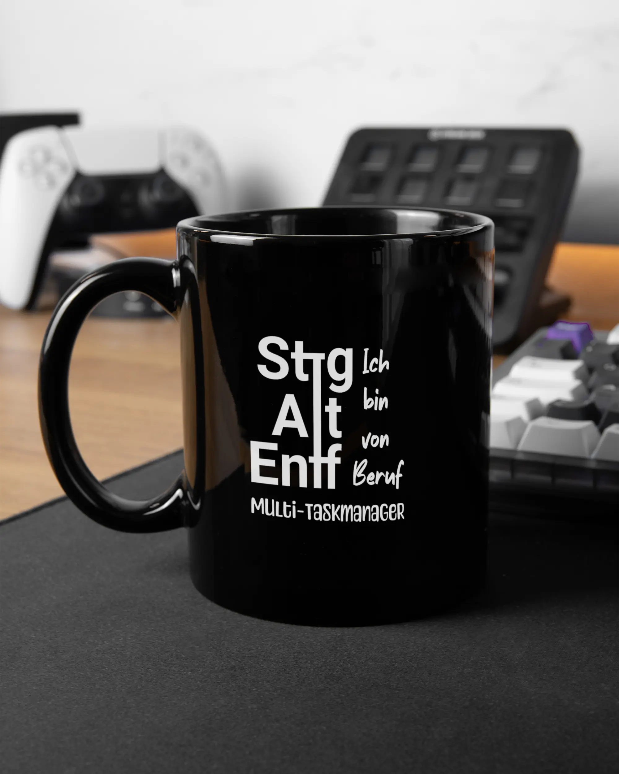 Gaming Room Aufnahme der beidseitig bedruckten Keramik Tasse von Maondo mit dem Design Multi-Taskmanager in der Farbe Schwarz