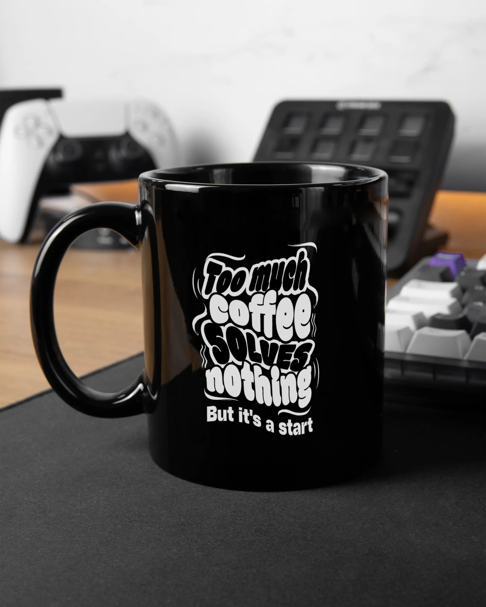 Gaming Room Aufnahme der beidseitig bedruckten Keramik Tasse von Maondo mit dem Design It's a start in der Farbe Schwarz