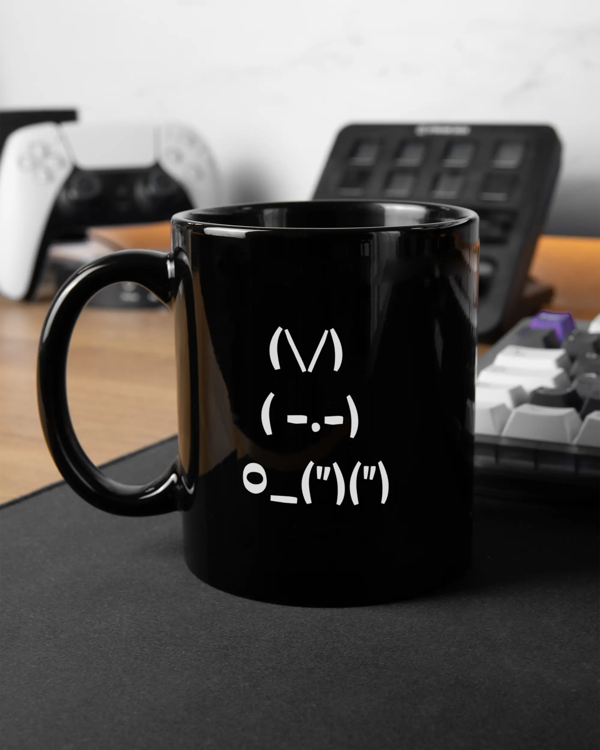 Gaming Room Aufnahme der beidseitig bedruckten Keramik Tasse von Maondo mit dem Design Nicer Hase in der Farbe Schwarz