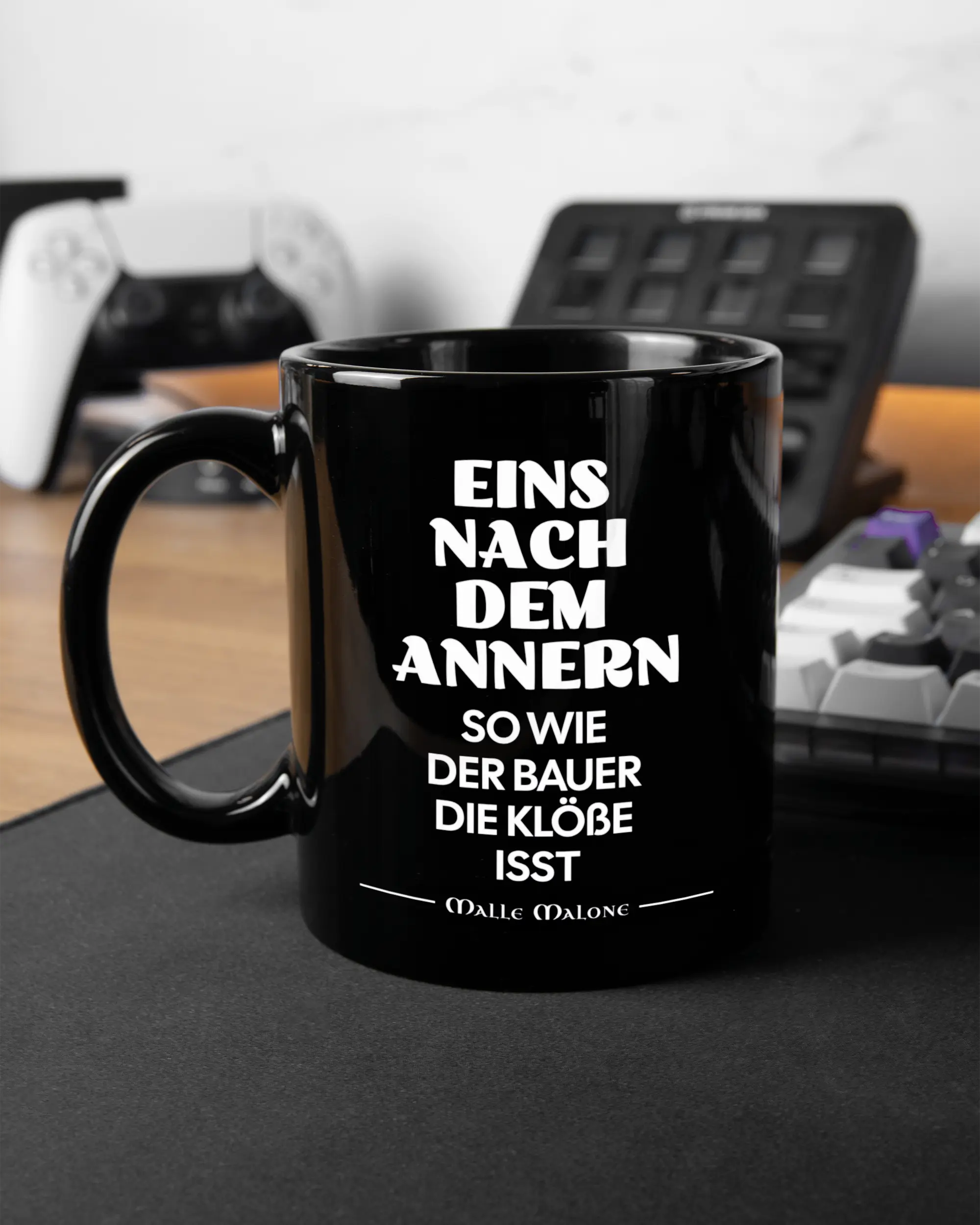 Gaming Room Aufnahme der linken Seite der beidseitig bedruckten Keramiktasse von Maondo mit dem Design Eins nach dem Annern in der Farbe Black