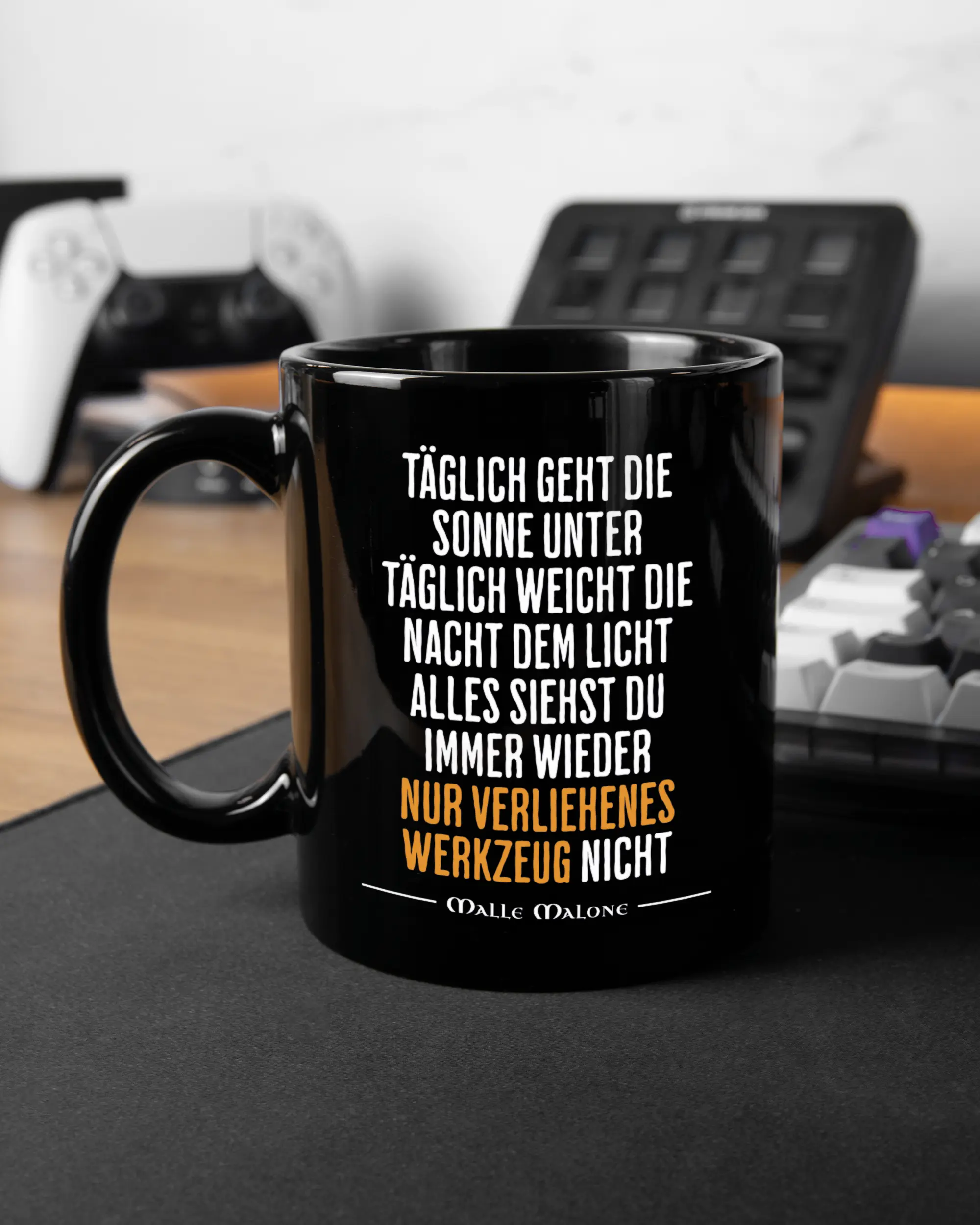 Gaming Room Aufnahme der linken Seite der beidseitig bedruckten Keramiktasse von Maondo mit dem Design Wegzeug in der Farbe Black