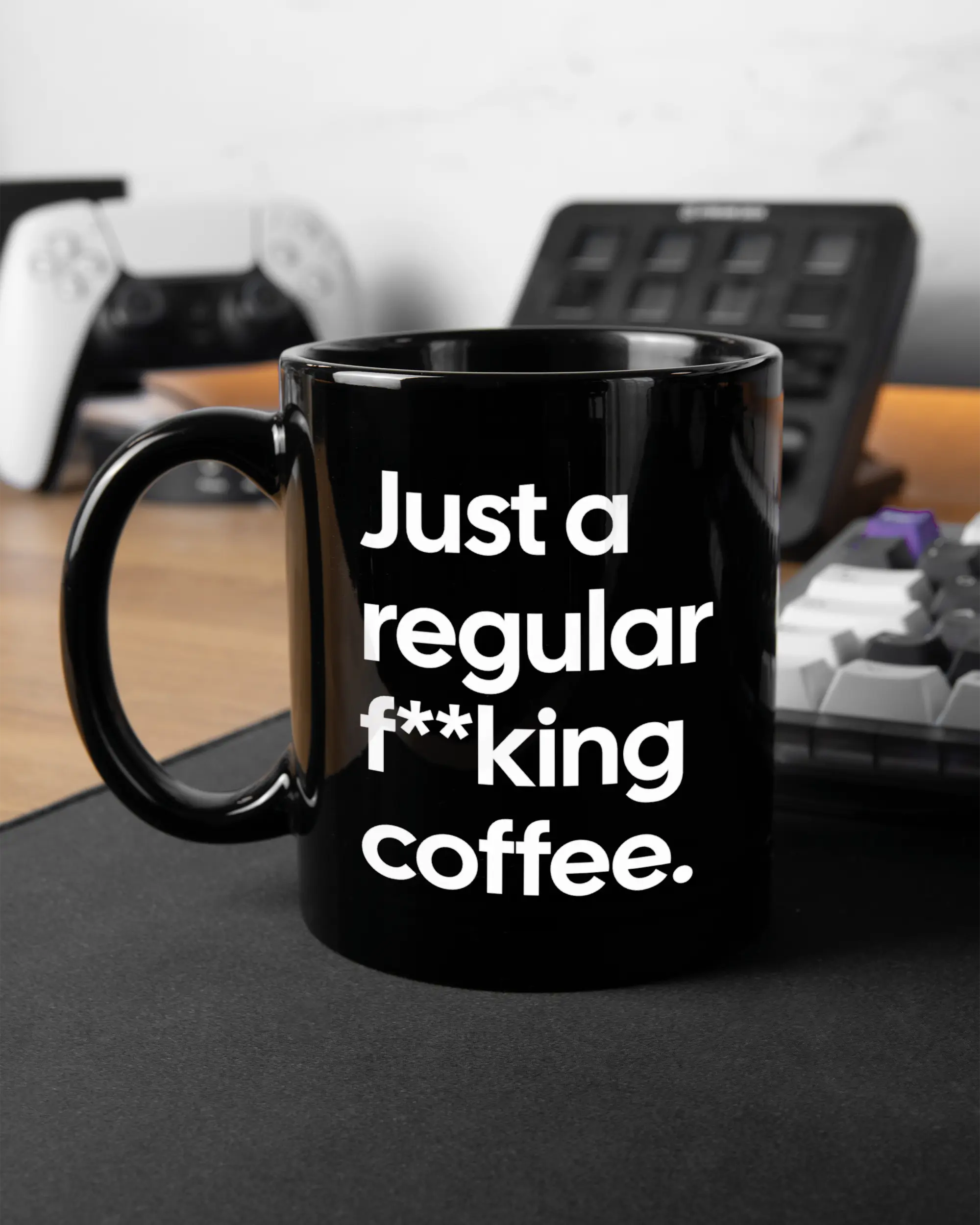 Gaming Room Aufnahme der linken Seite der beidseitig bedruckten Keramiktasse von Maondo mit dem Design Regular Coffee in der Farbe Black