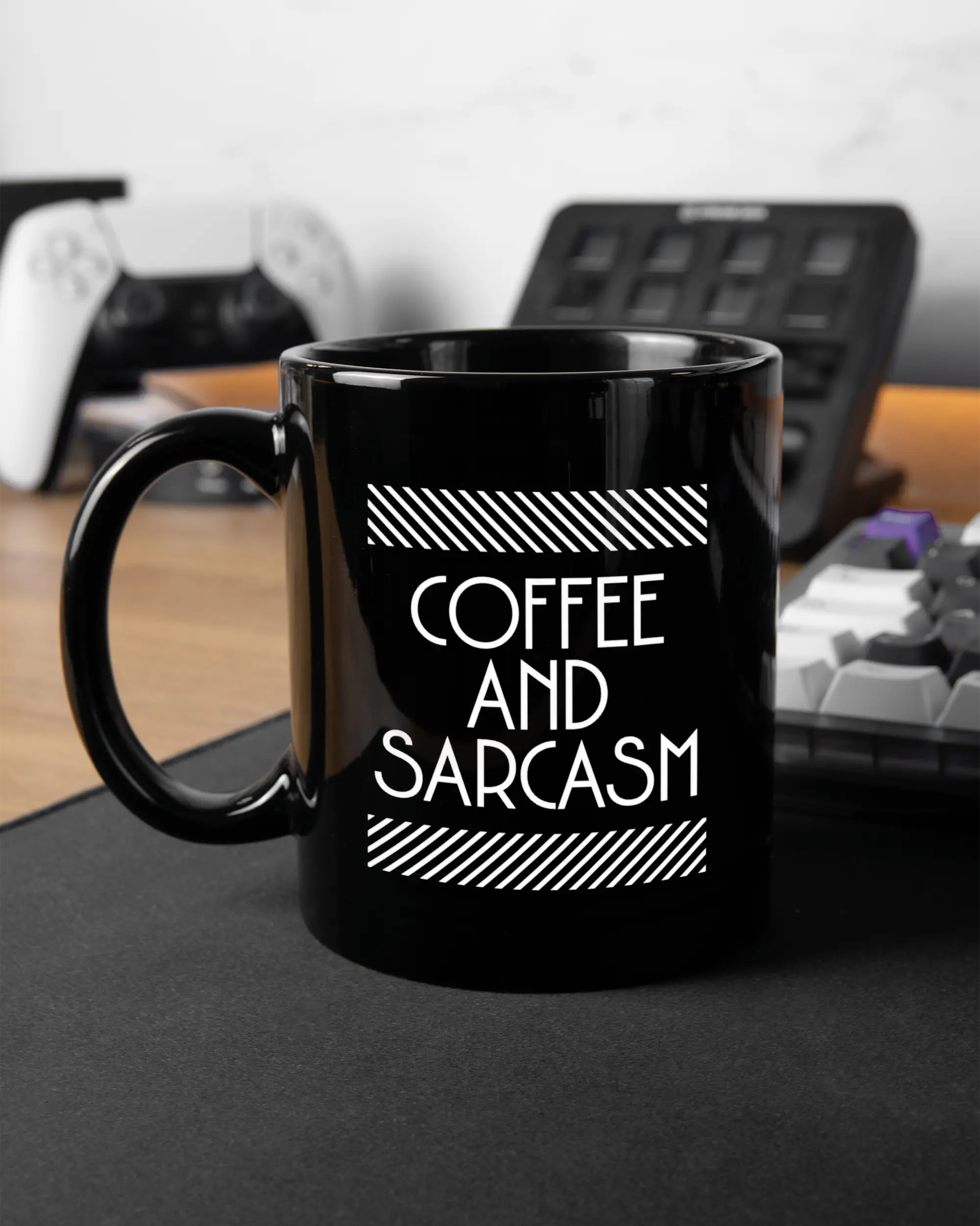 Gaming Room Aufnahme der linken Seite der beidseitig bedruckten Keramiktasse von Maondo mit dem Design Sarcastic Cup in der Farbe Black