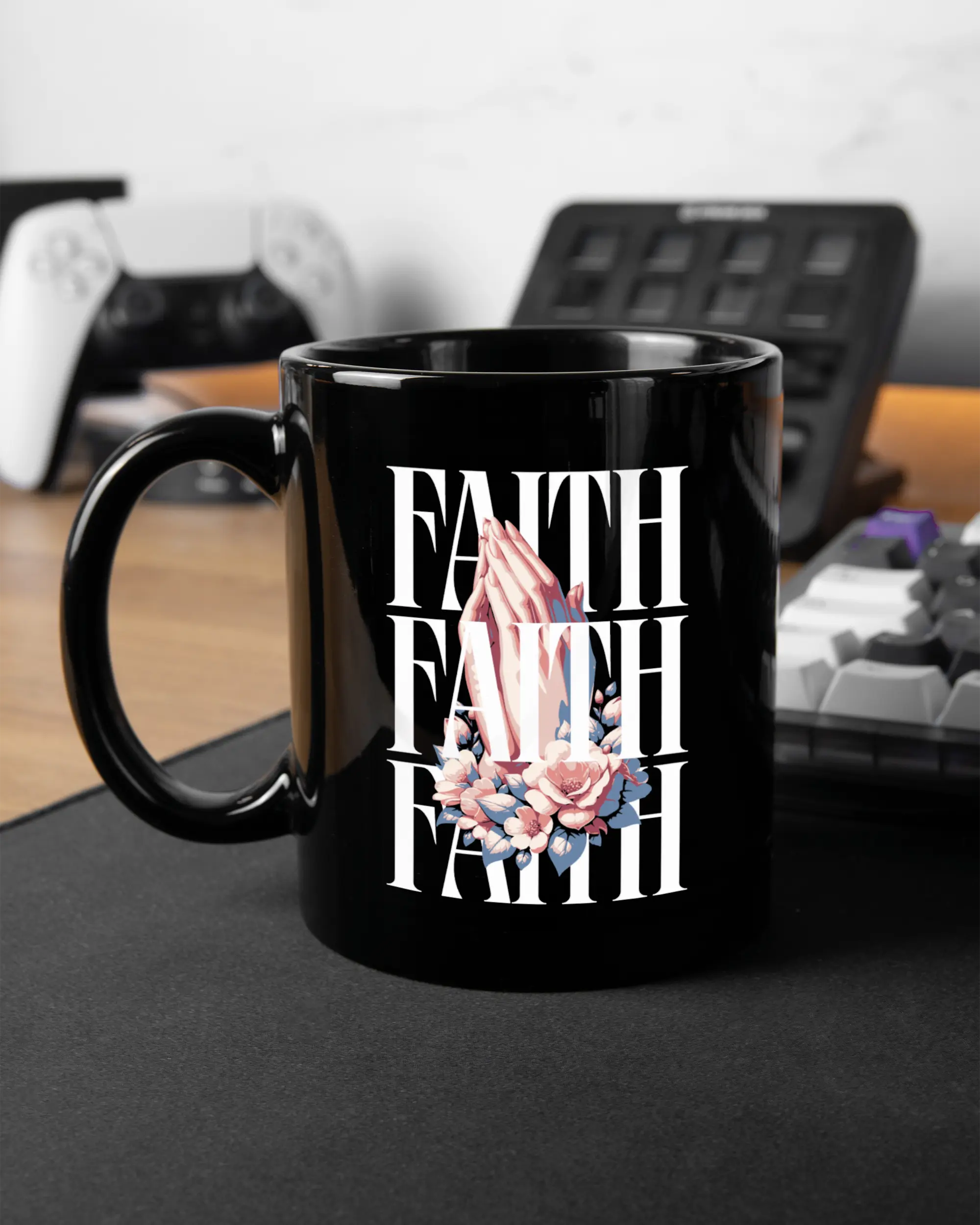 Gaming Room Aufnahme der linken Seite der beidseitig bedruckten Keramiktasse von Maondo mit dem Design Faith X3 in der Farbe Black