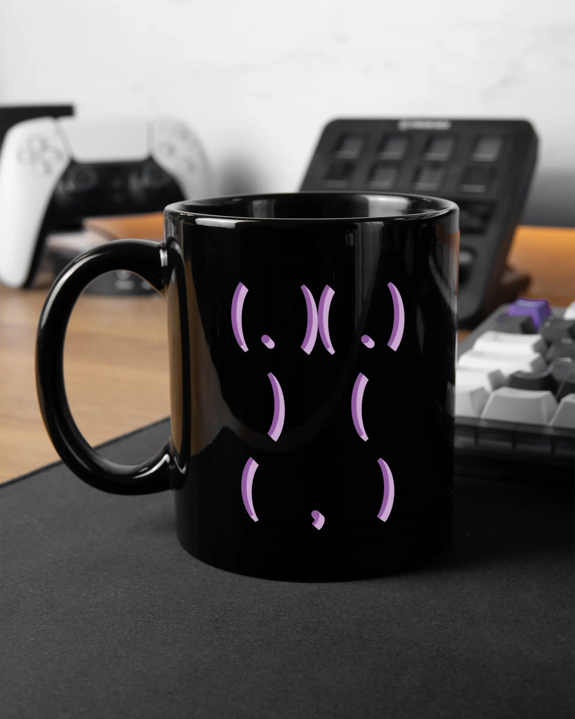 Gaming Room Aufnahme der linken Seite der beidseitig bedruckten Keramiktasse von Maondo mit dem Design Body Language in der Farbe Black