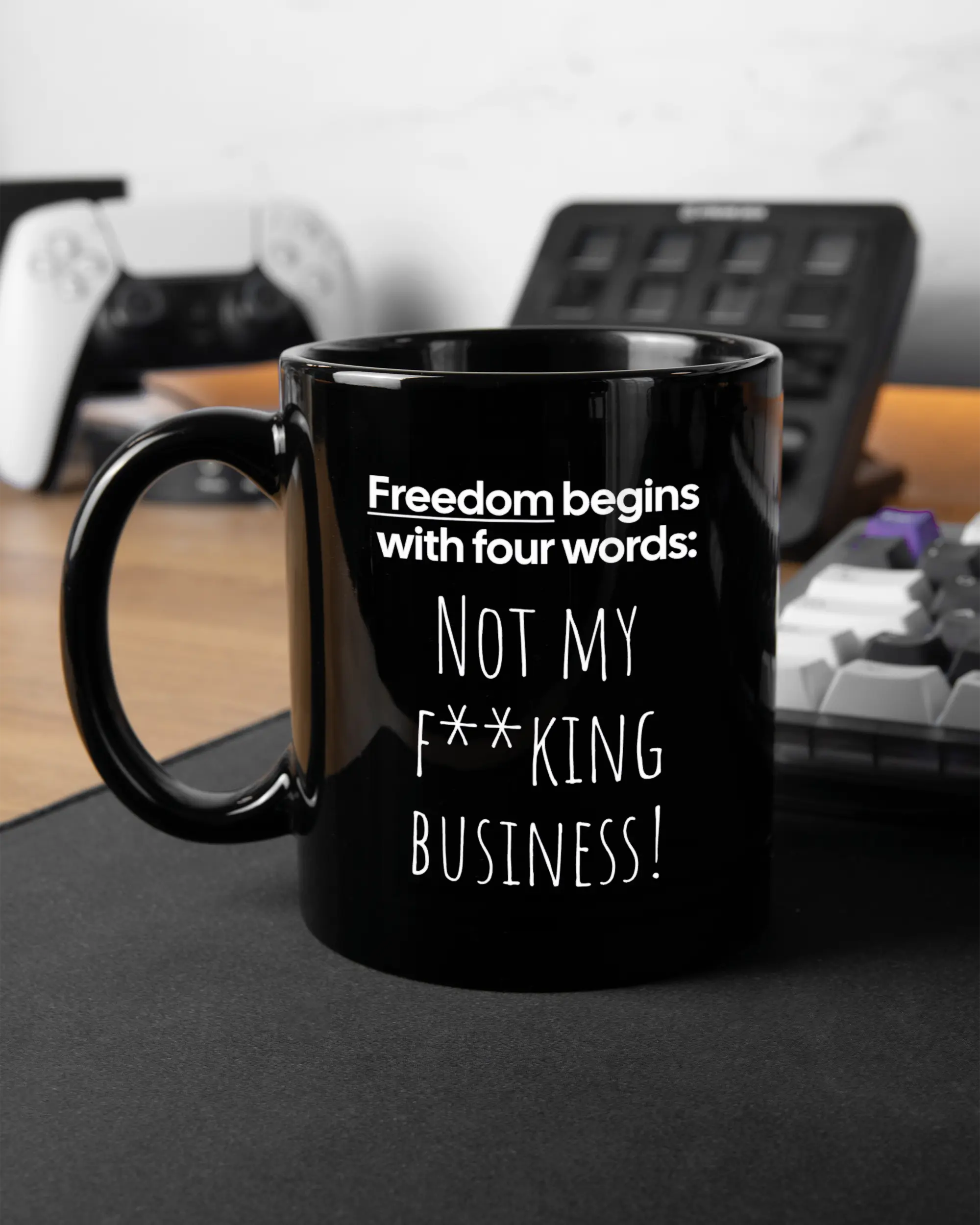 Gaming Room Aufnahme der linken Seite der beidseitig bedruckten Keramiktasse von Maondo mit dem Design 4 Freedom in der Farbe Black