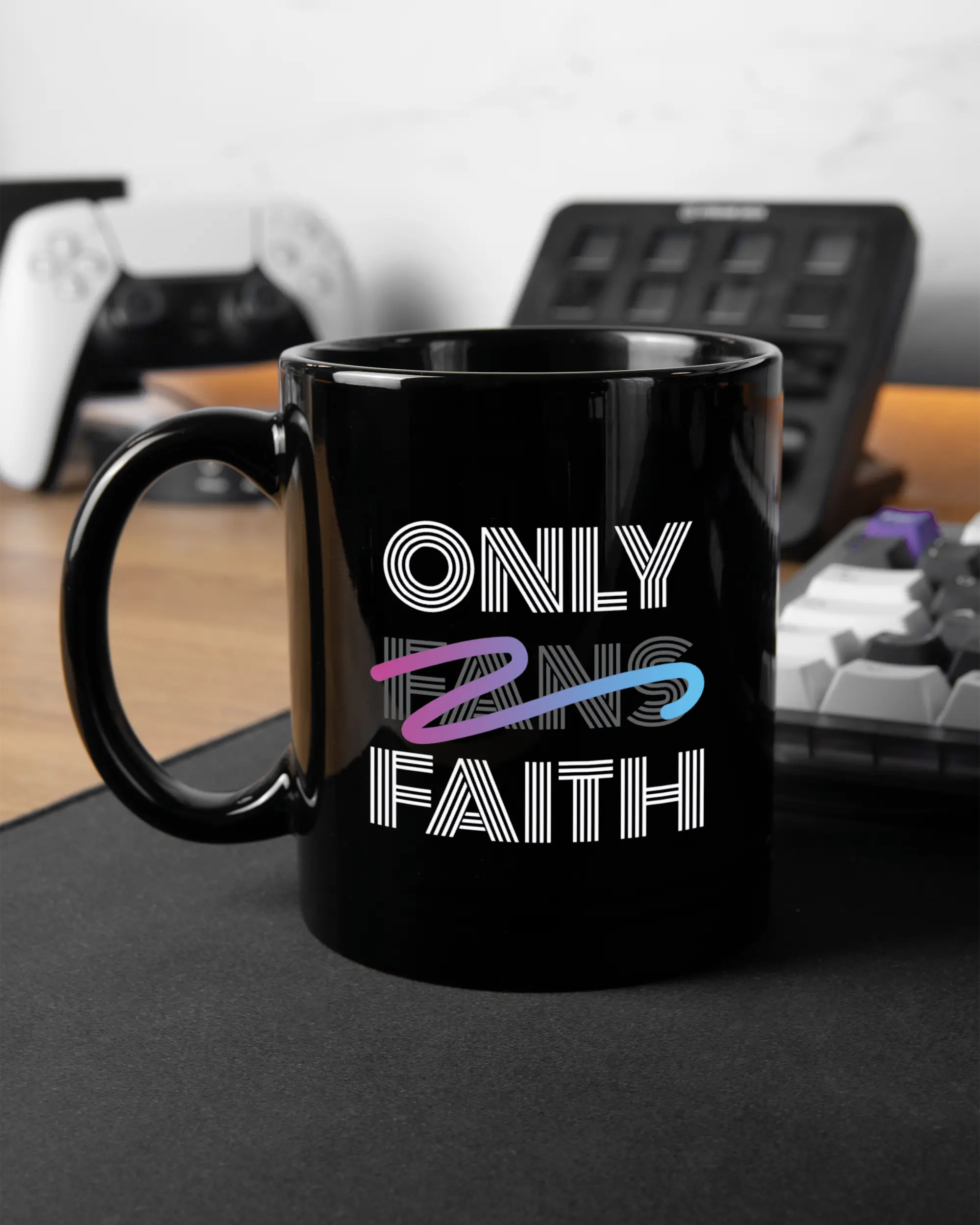 Gaming Room Aufnahme der linken Seite der beidseitig bedruckten Keramiktasse von Maondo mit dem Design Only Faith in der Farbe Black