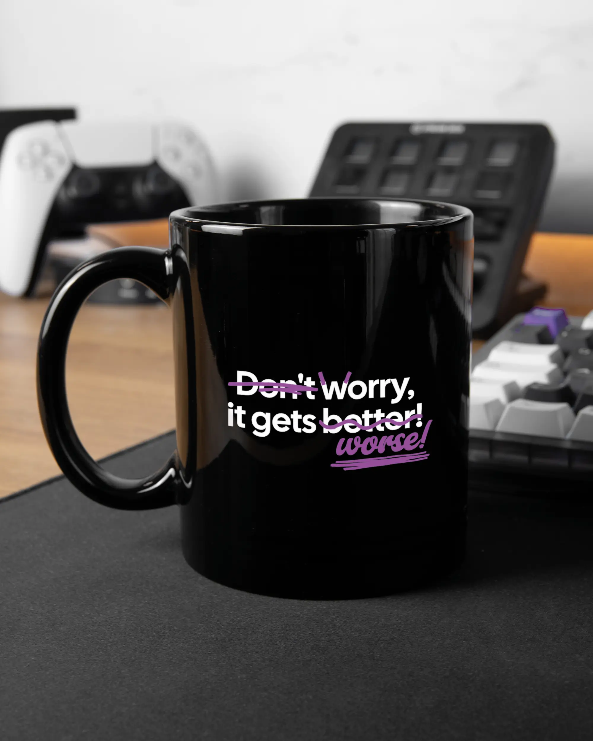 Gaming Room Aufnahme der linken Seite der beidseitig bedruckten Keramiktasse von Maondo mit dem Design Worry Worse in der Farbe Black