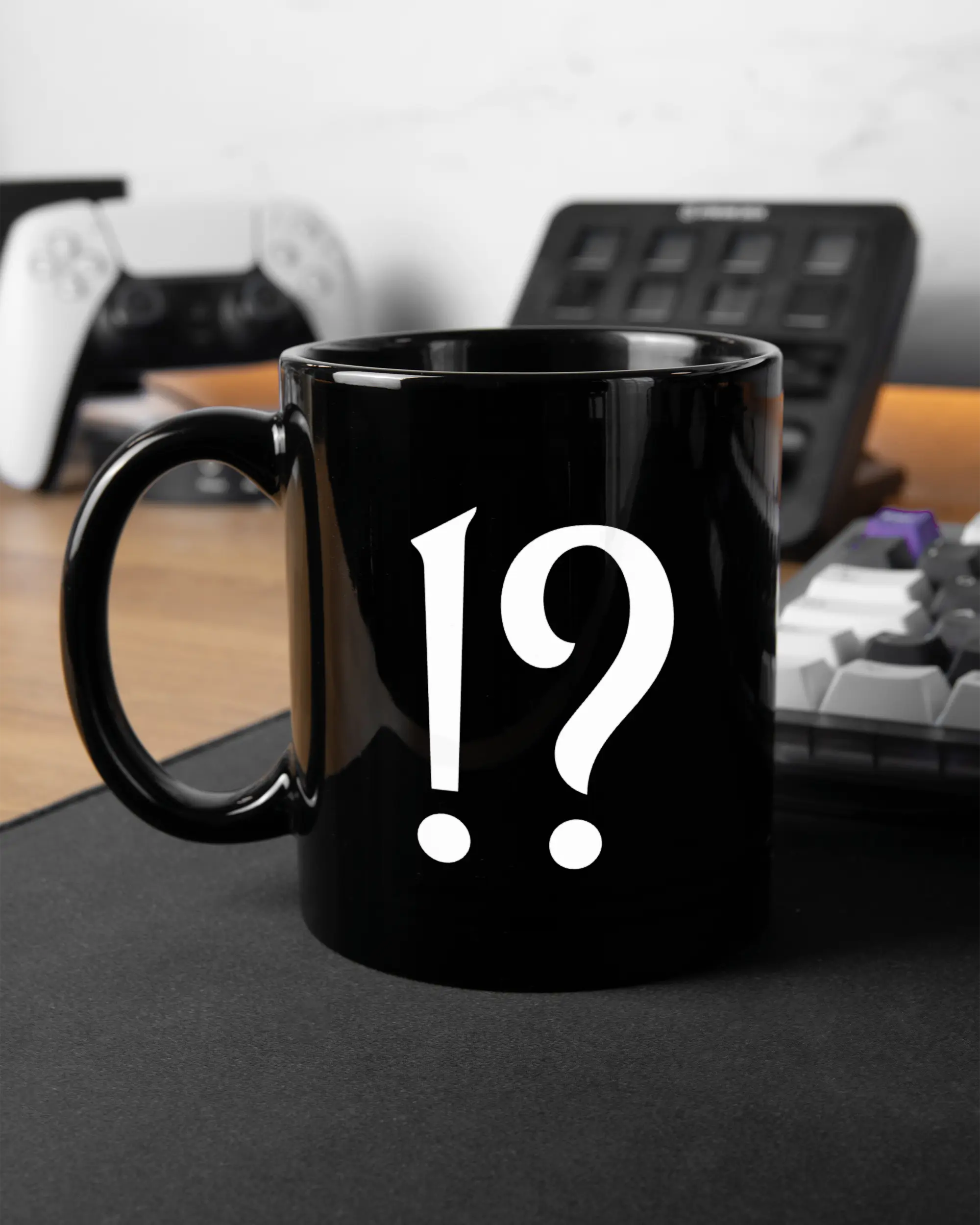 Gaming Room Aufnahme der linken Seite der beidseitig bedruckten Keramiktasse von Maondo mit dem Design WHAT in der Farbe Black