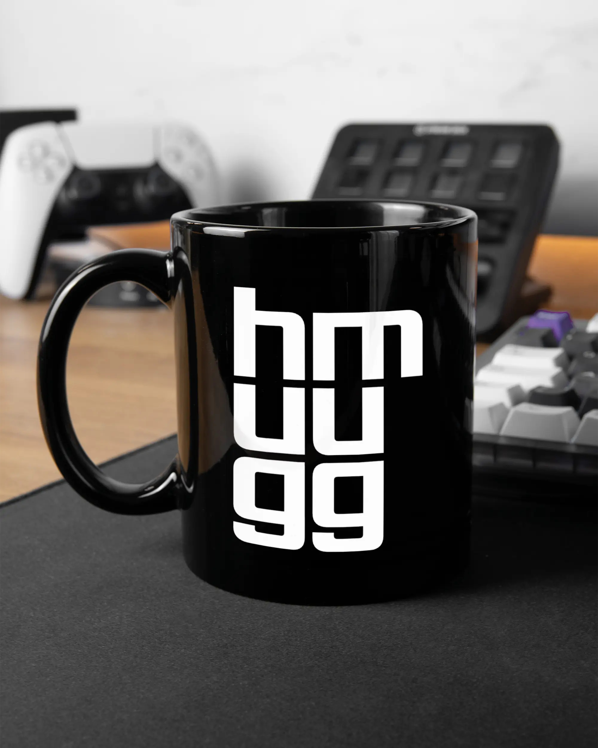 Gaming Room Aufnahme der linken Seite der beidseitig bedruckten Keramiktasse von Maondo mit dem Design Hug Mug in der Farbe Black