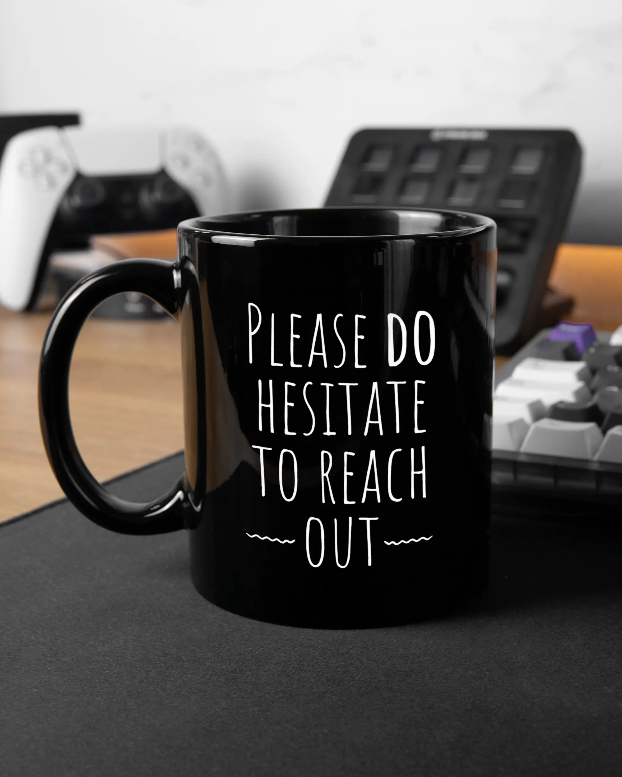 Gaming Room Aufnahme der linken Seite der beidseitig bedruckten Keramiktasse von Maondo mit dem Design Please Hesitate in der Farbe Black