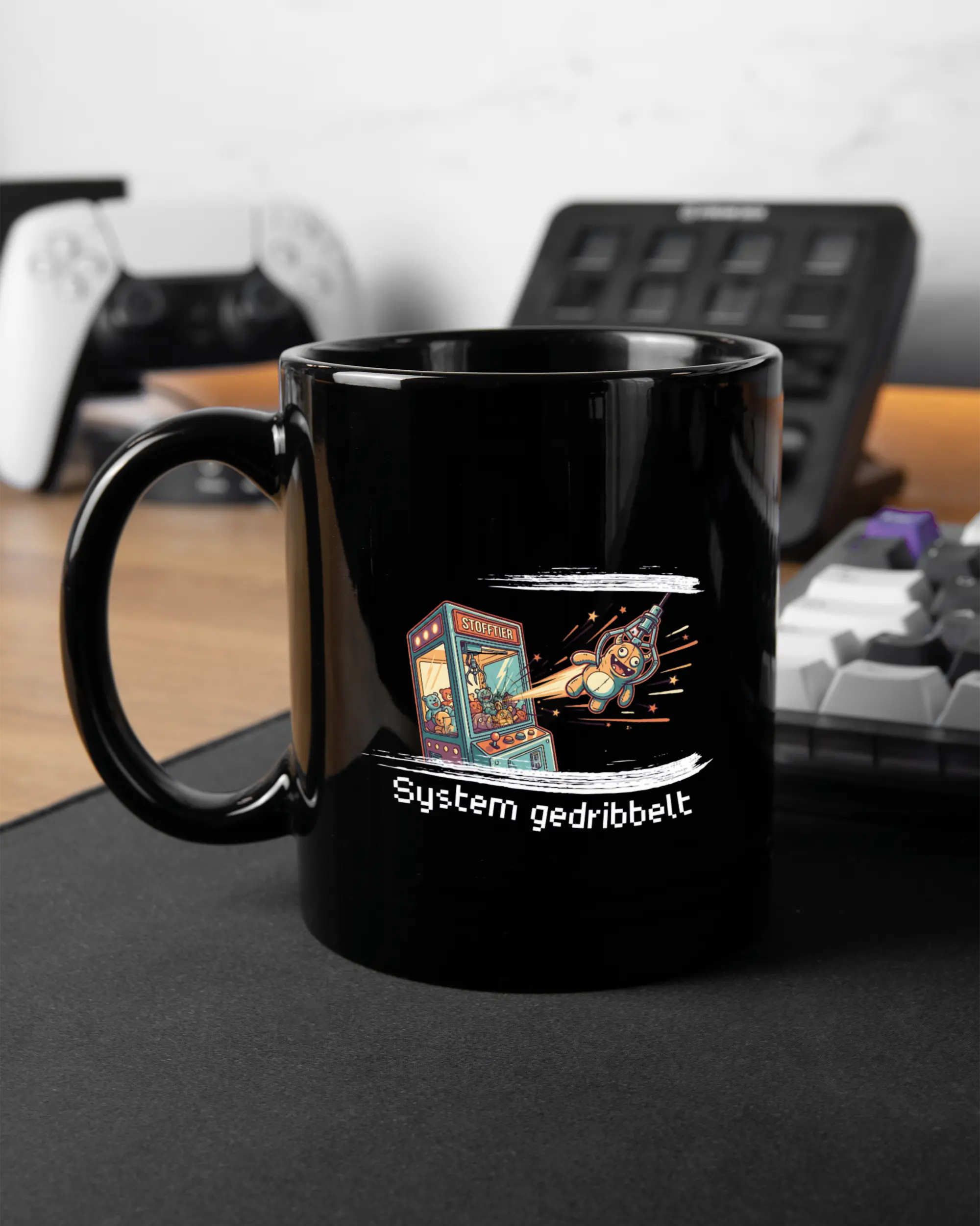 Gaming Room Aufnahme der linken Seite der beidseitig bedruckten Keramiktasse von Maondo mit dem Design System gedribbelt in der Farbe Black