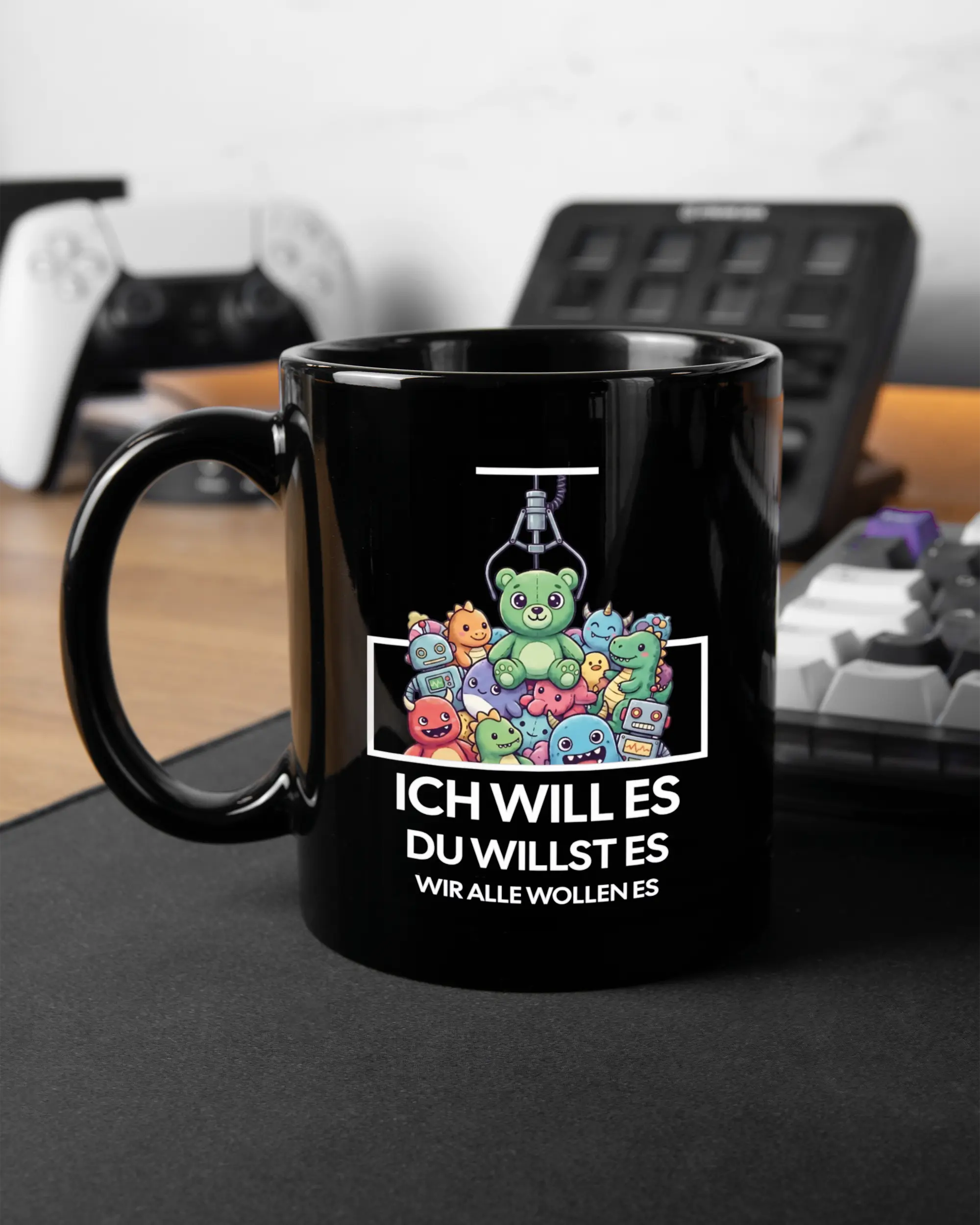 Gaming Room Aufnahme der linken Seite der beidseitig bedruckten Keramiktasse von Maondo mit dem Design Will Stofftier in der Farbe Black