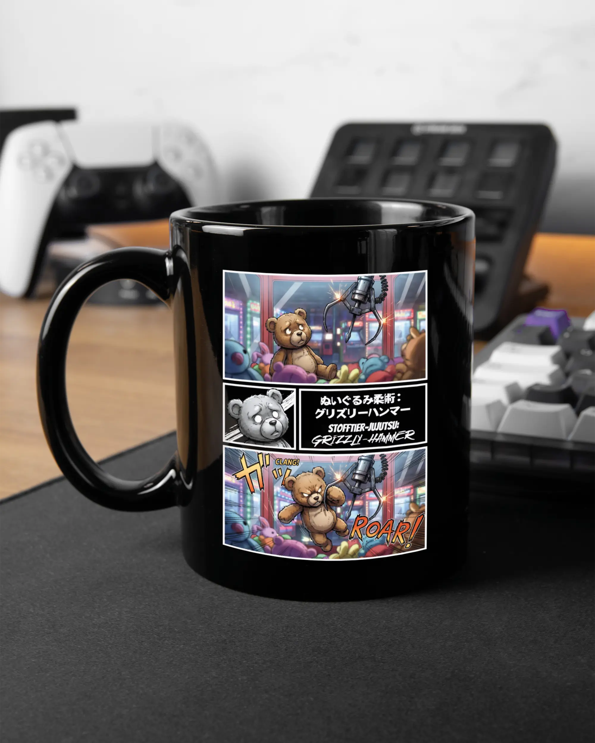 Gaming Room Aufnahme der linken Seite der beidseitig bedruckten Keramiktasse von Maondo mit dem Design Manga Stoff in der Farbe Black