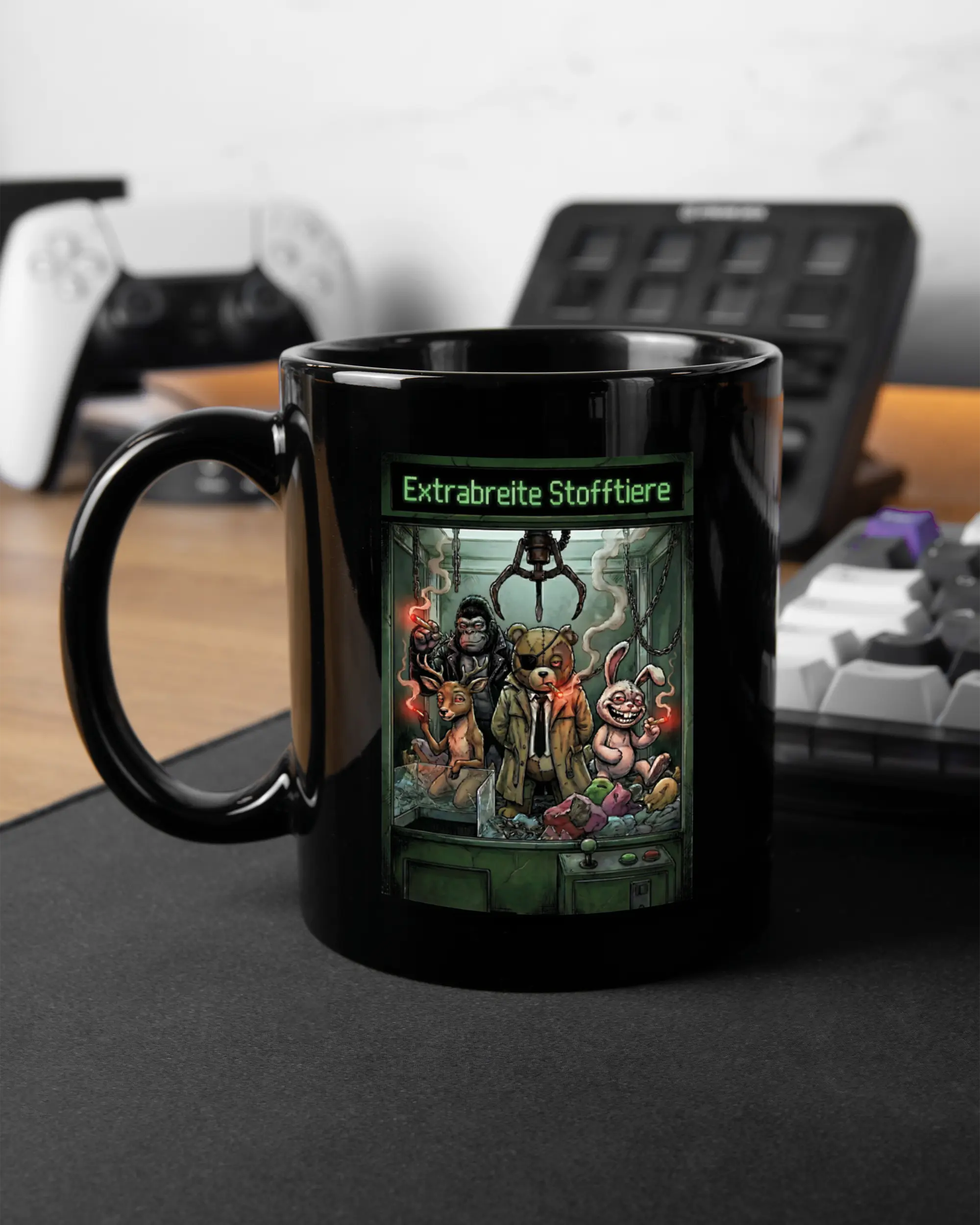 Gaming Room Aufnahme der linken Seite der beidseitig bedruckten Keramiktasse von Maondo mit dem Design Extrabreit in der Farbe Black