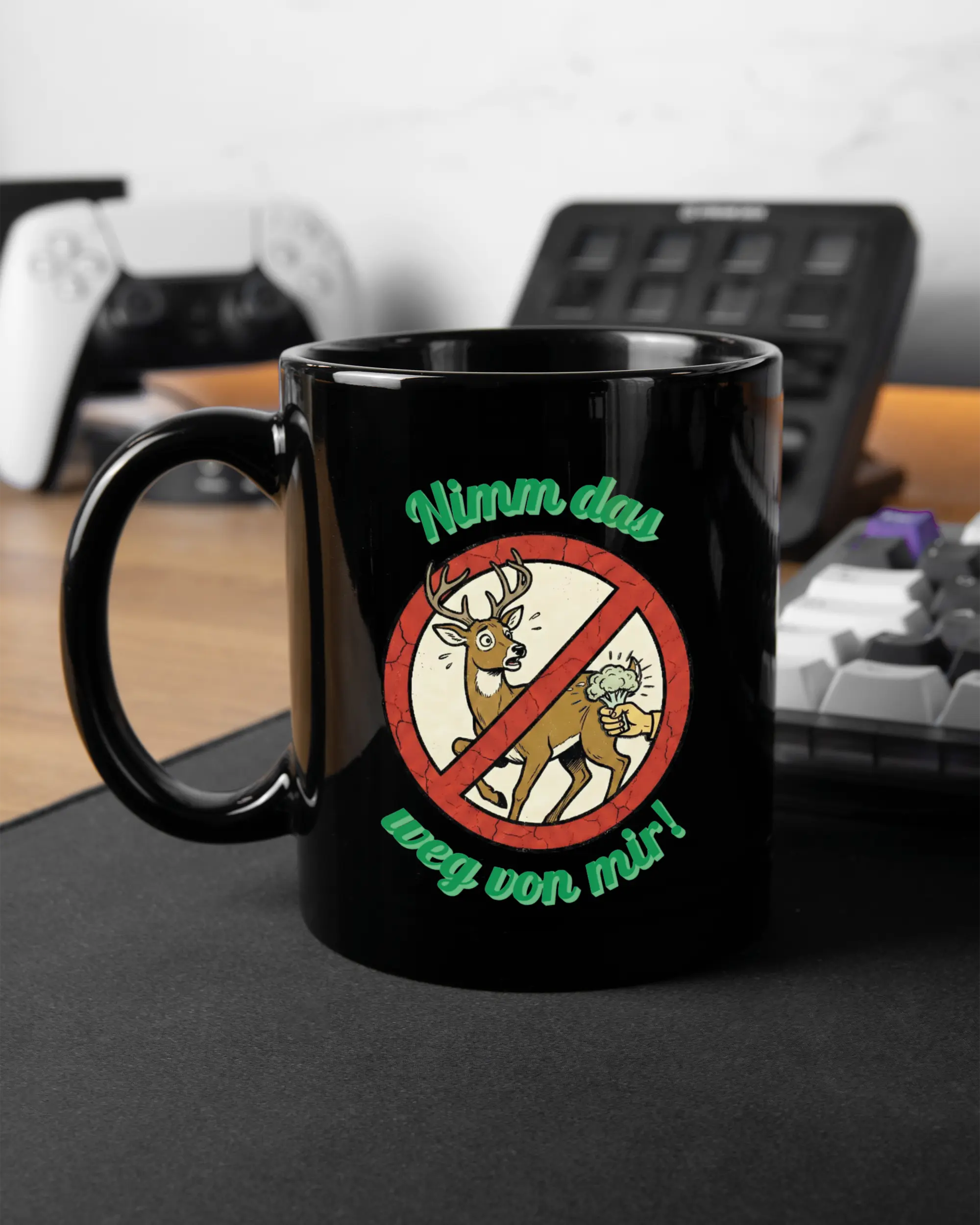 Gaming Room Aufnahme der linken Seite der beidseitig bedruckten Keramiktasse von Maondo mit dem Design Reh weg in der Farbe Black