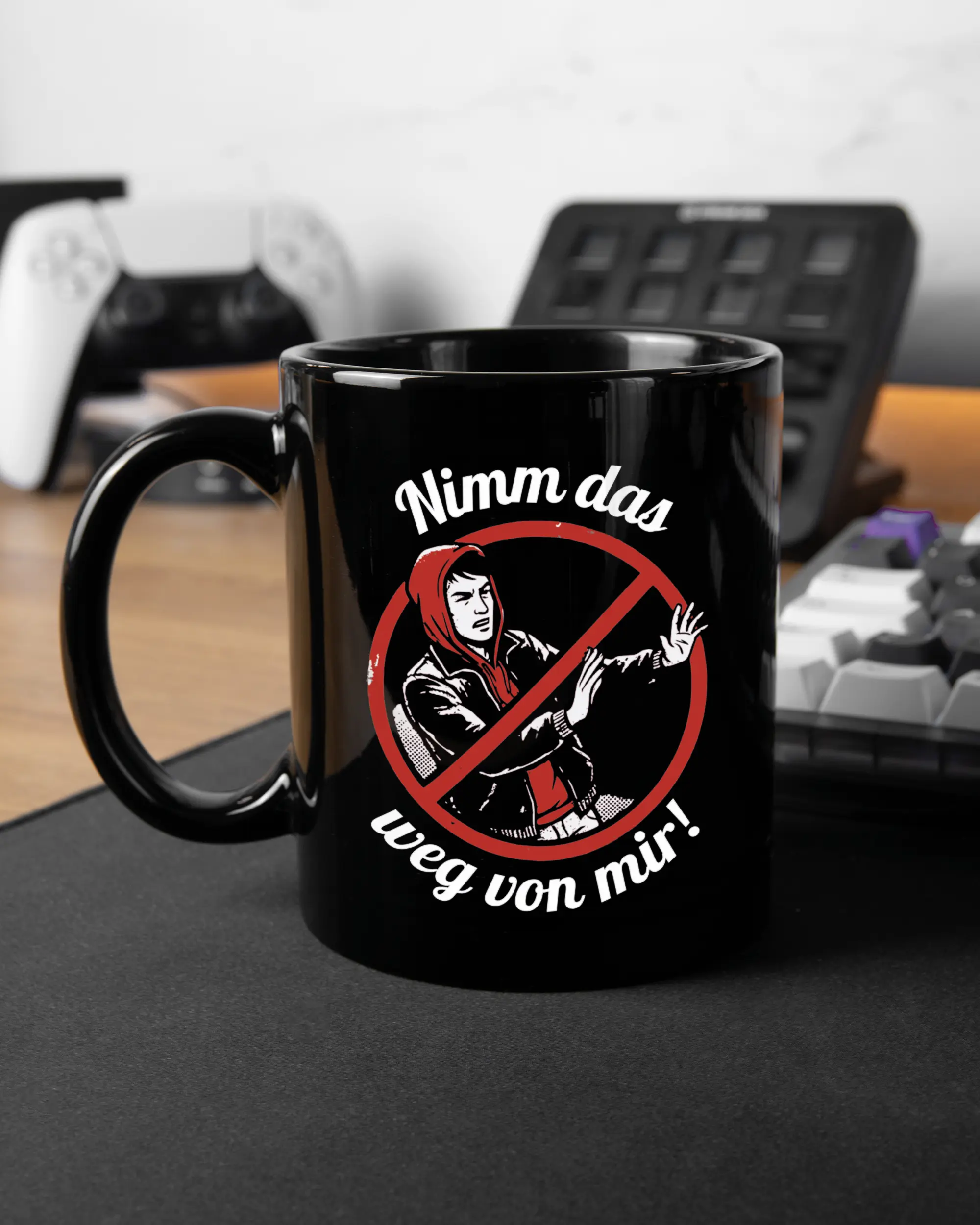 Gaming Room Aufnahme der linken Seite der beidseitig bedruckten Keramiktasse von Maondo mit dem Design Nimm das weg in der Farbe Black