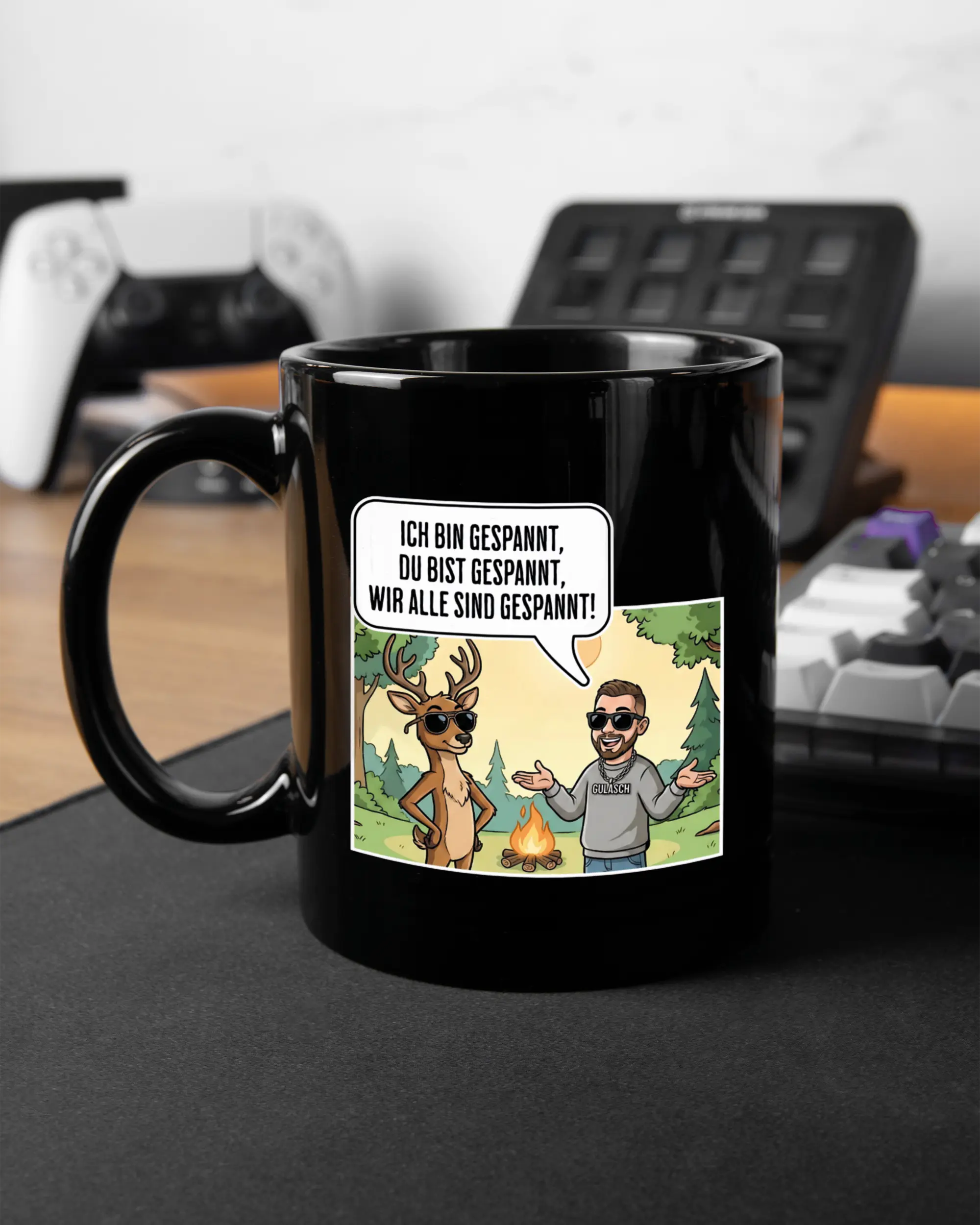 Gaming Room Aufnahme der linken Seite der beidseitig bedruckten Keramiktasse von Maondo mit dem Design Vollspannung in der Farbe Black