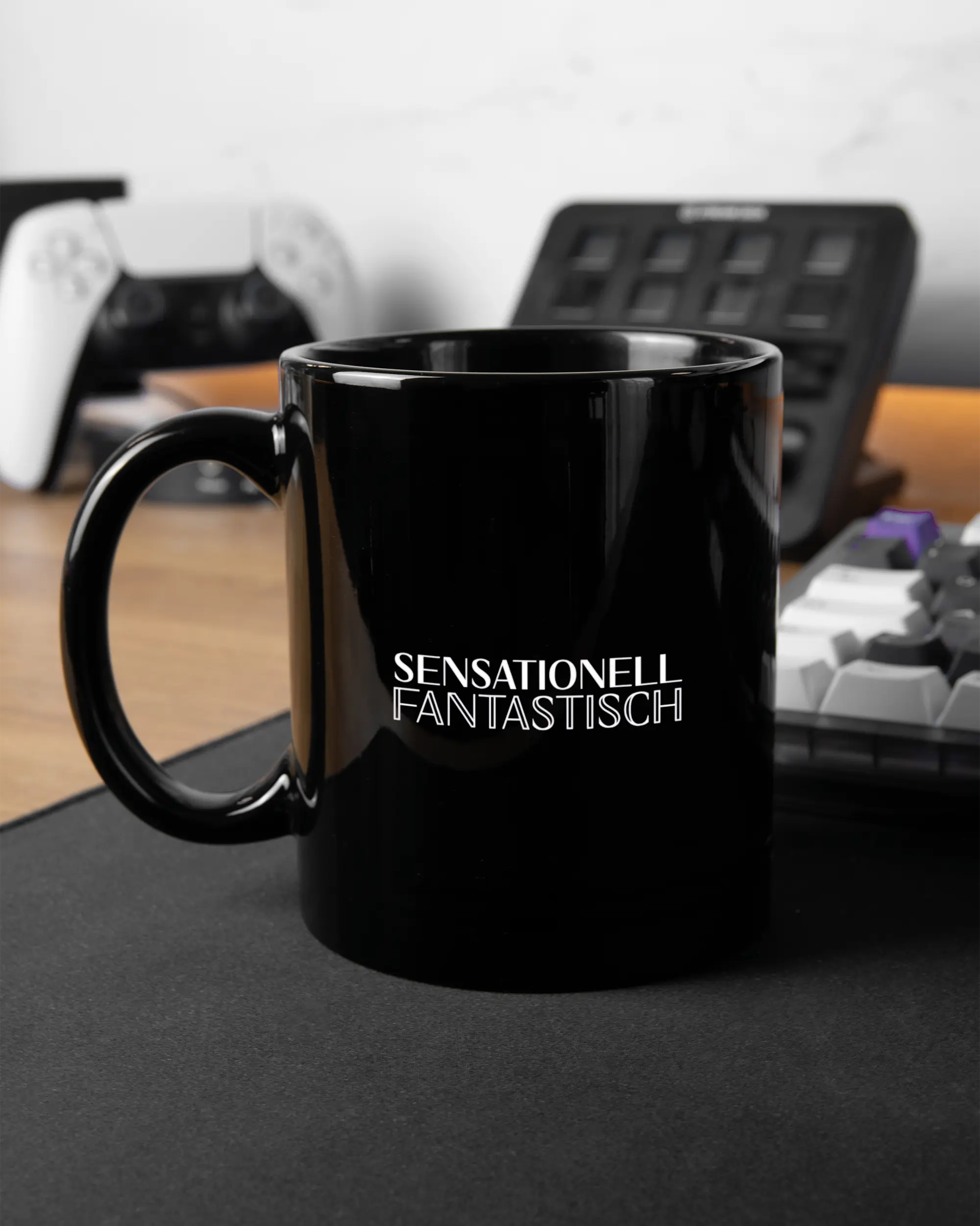 Gaming Room Aufnahme der linken Seite der beidseitig bedruckten Keramiktasse von Maondo mit dem Design Sensationell in der Farbe Black