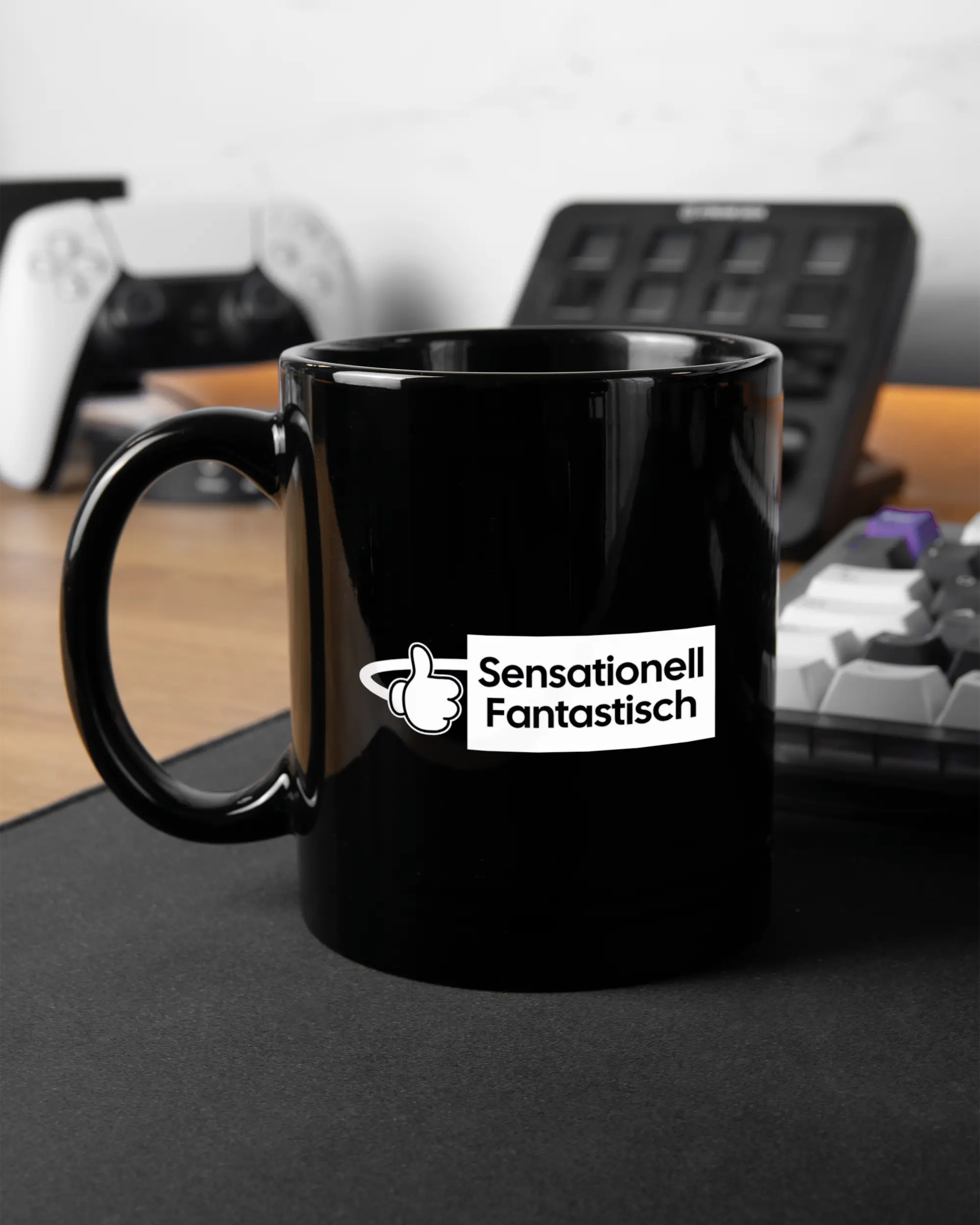 Gaming Room Aufnahme der linken Seite der beidseitig bedruckten Keramiktasse von Maondo mit dem Design Fantastisch in der Farbe Black