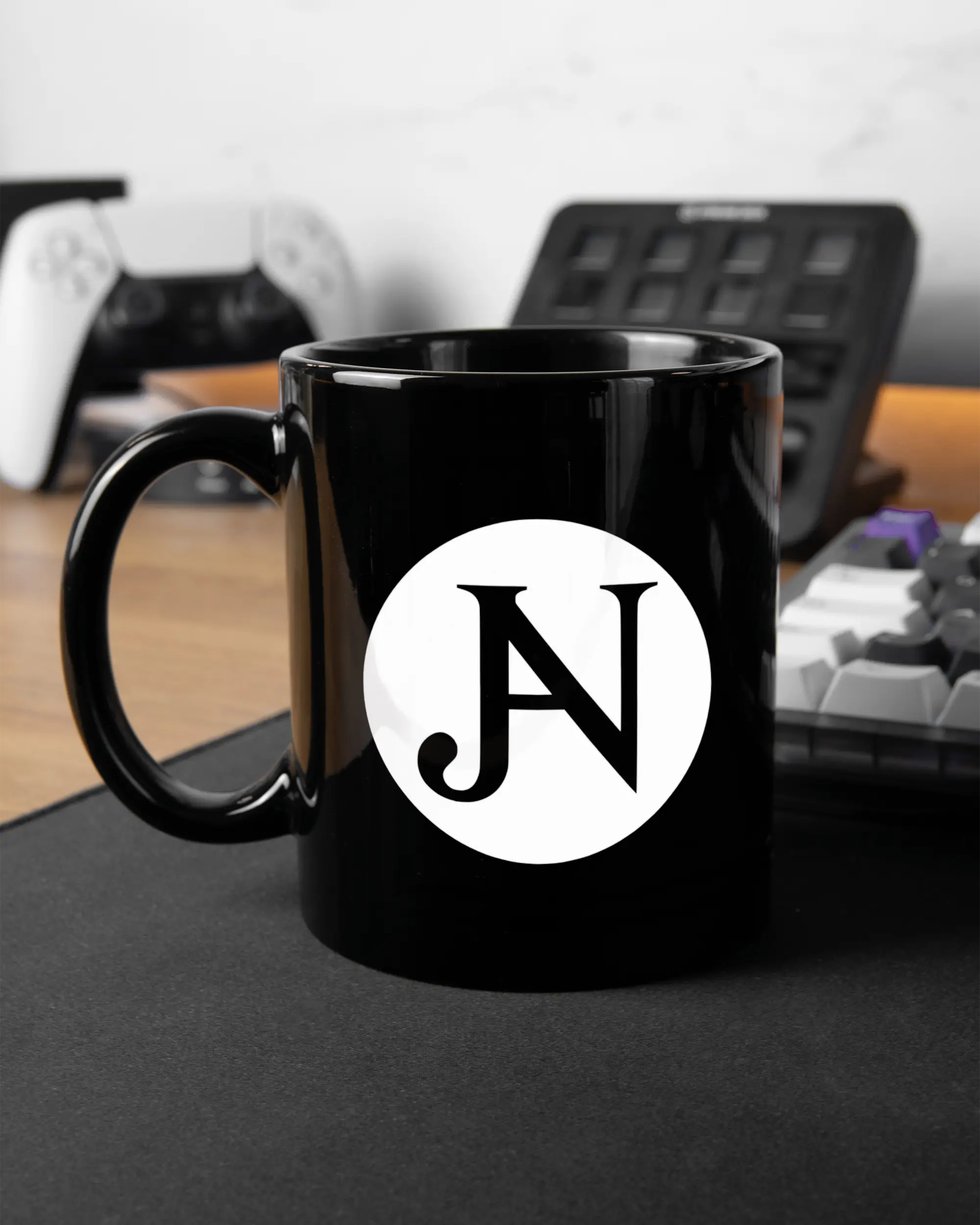 Gaming Room Aufnahme der linken Seite der beidseitig bedruckten Keramiktasse von Maondo mit dem Design JB1 in der Farbe Black