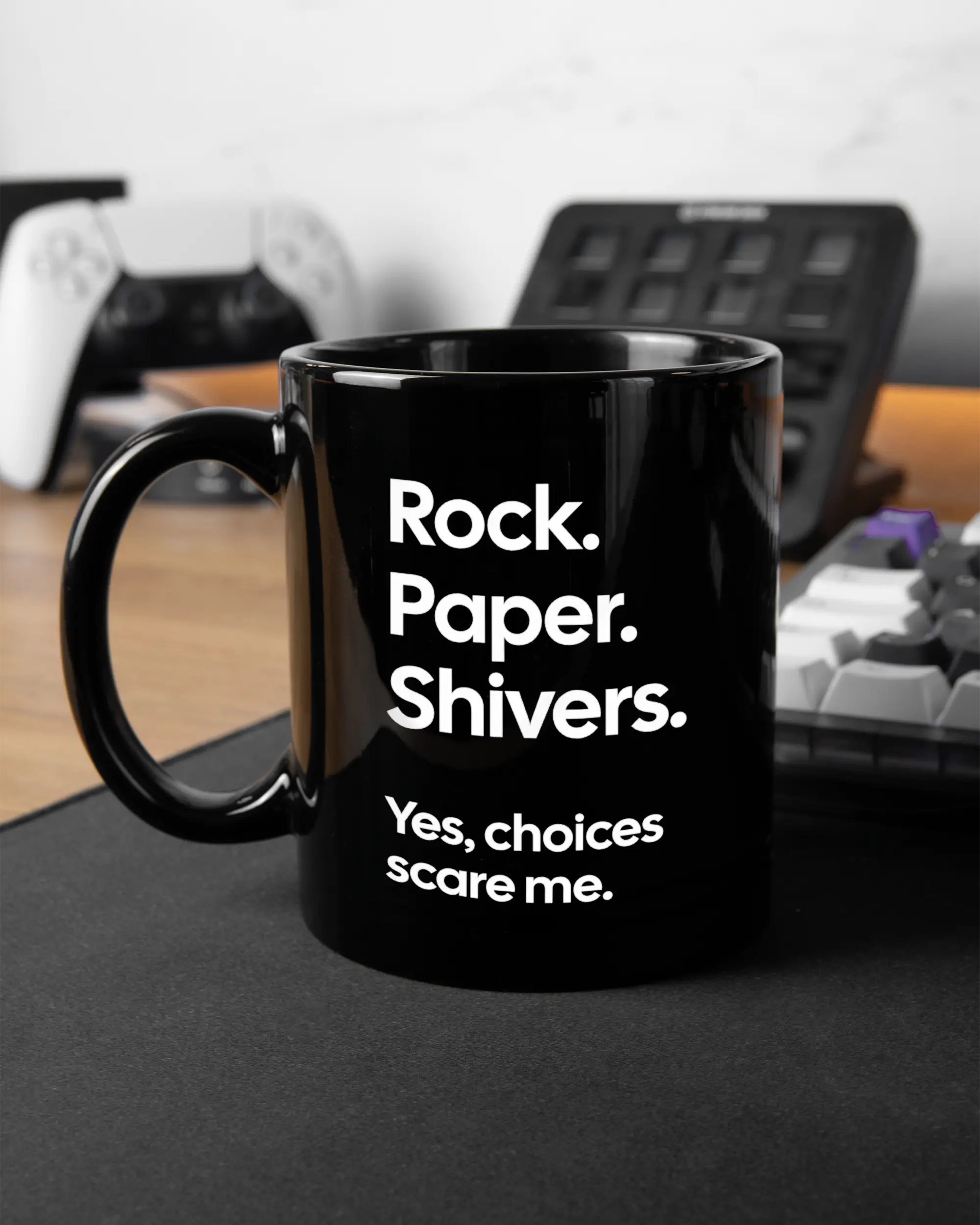 Gaming Room Aufnahme der linken Seite der beidseitig bedruckten Keramiktasse von Maondo mit dem Design Rock Paper Shivers in der Farbe Black