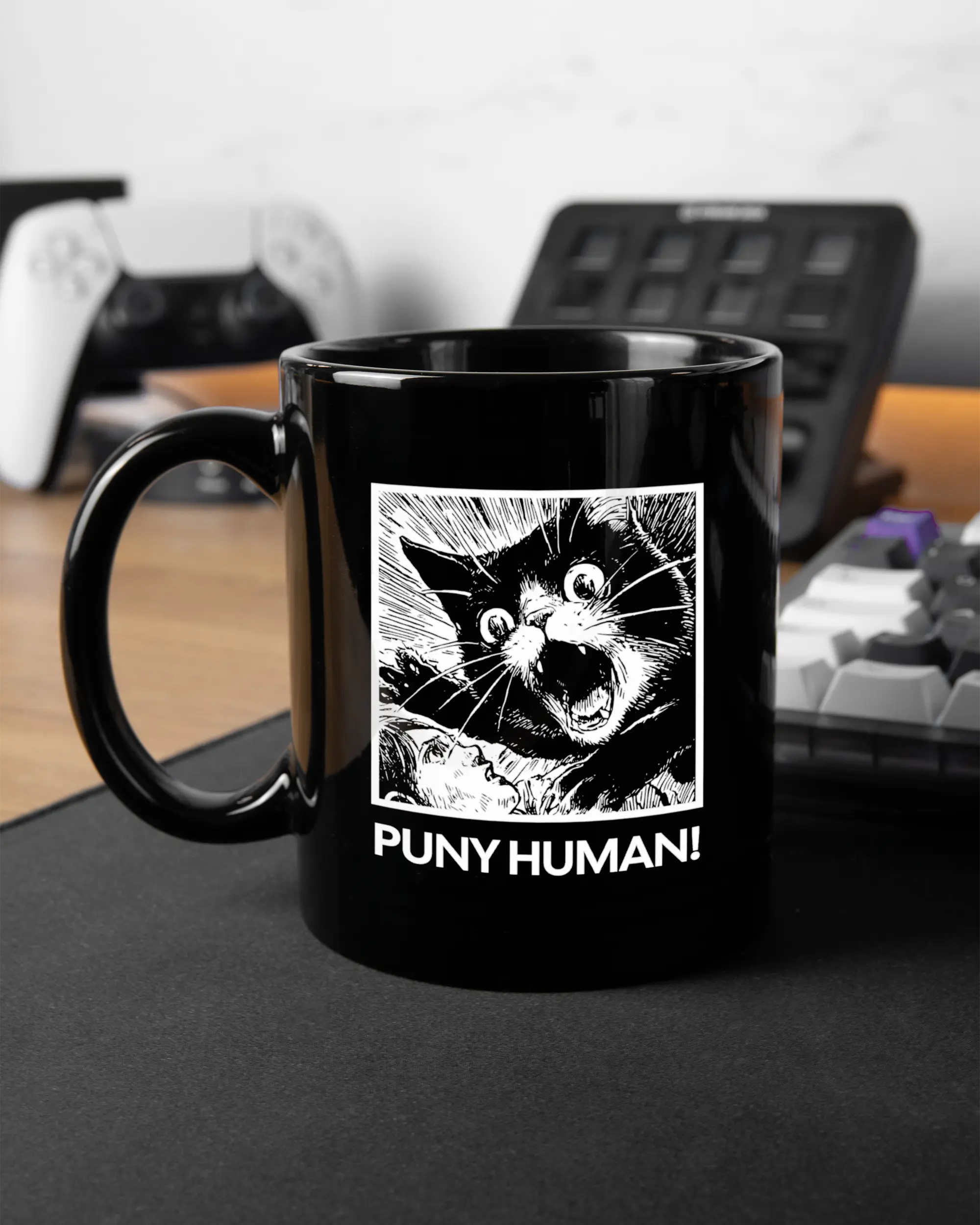 Gaming Room Aufnahme der linken Seite der beidseitig bedruckten Keramiktasse von Maondo mit dem Design Puny Human in der Farbe Black