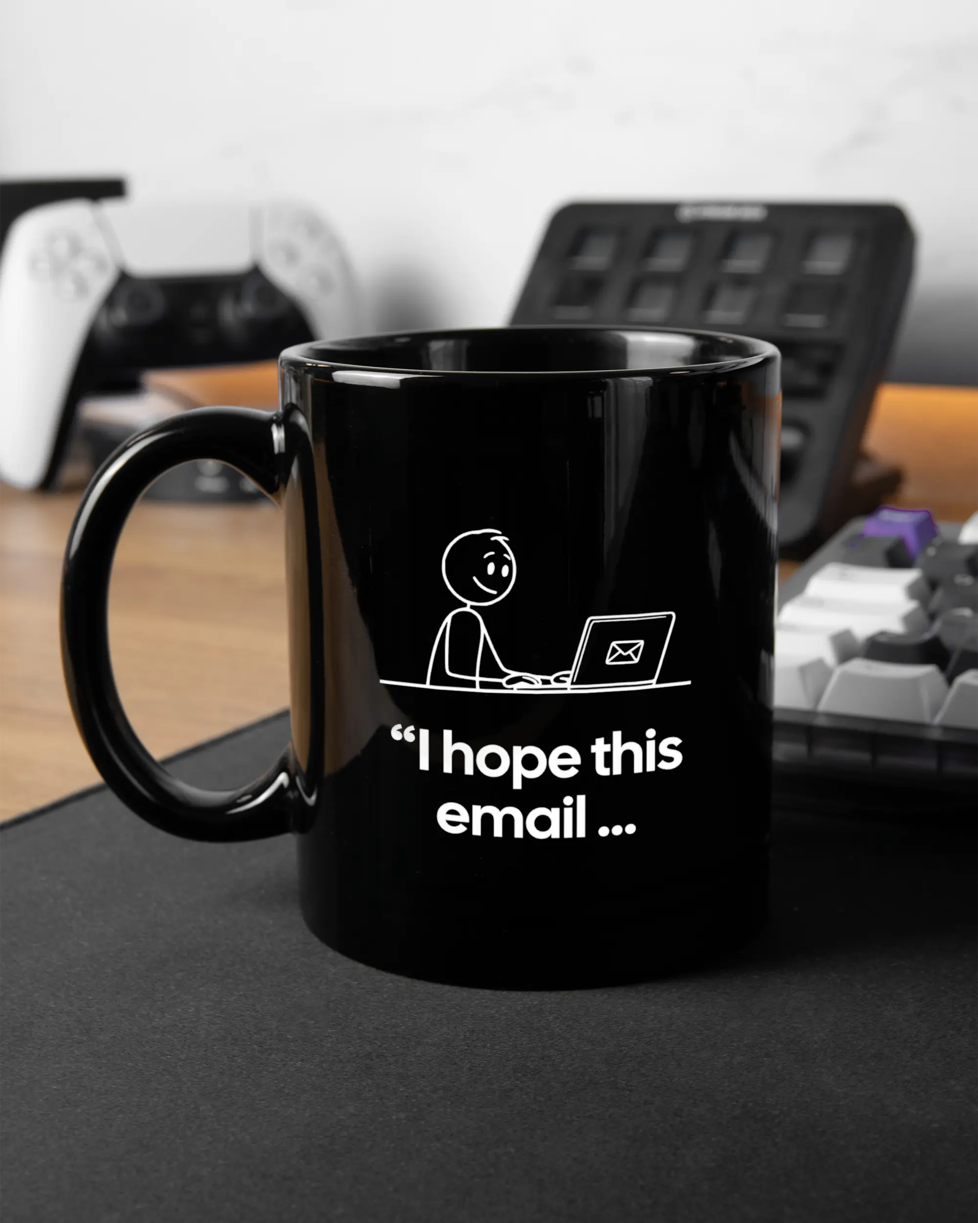 Gaming Room Aufnahme der linken Seite der beidseitig bedruckten Keramiktasse von Maondo mit dem Design Found me not well in der Farbe Black