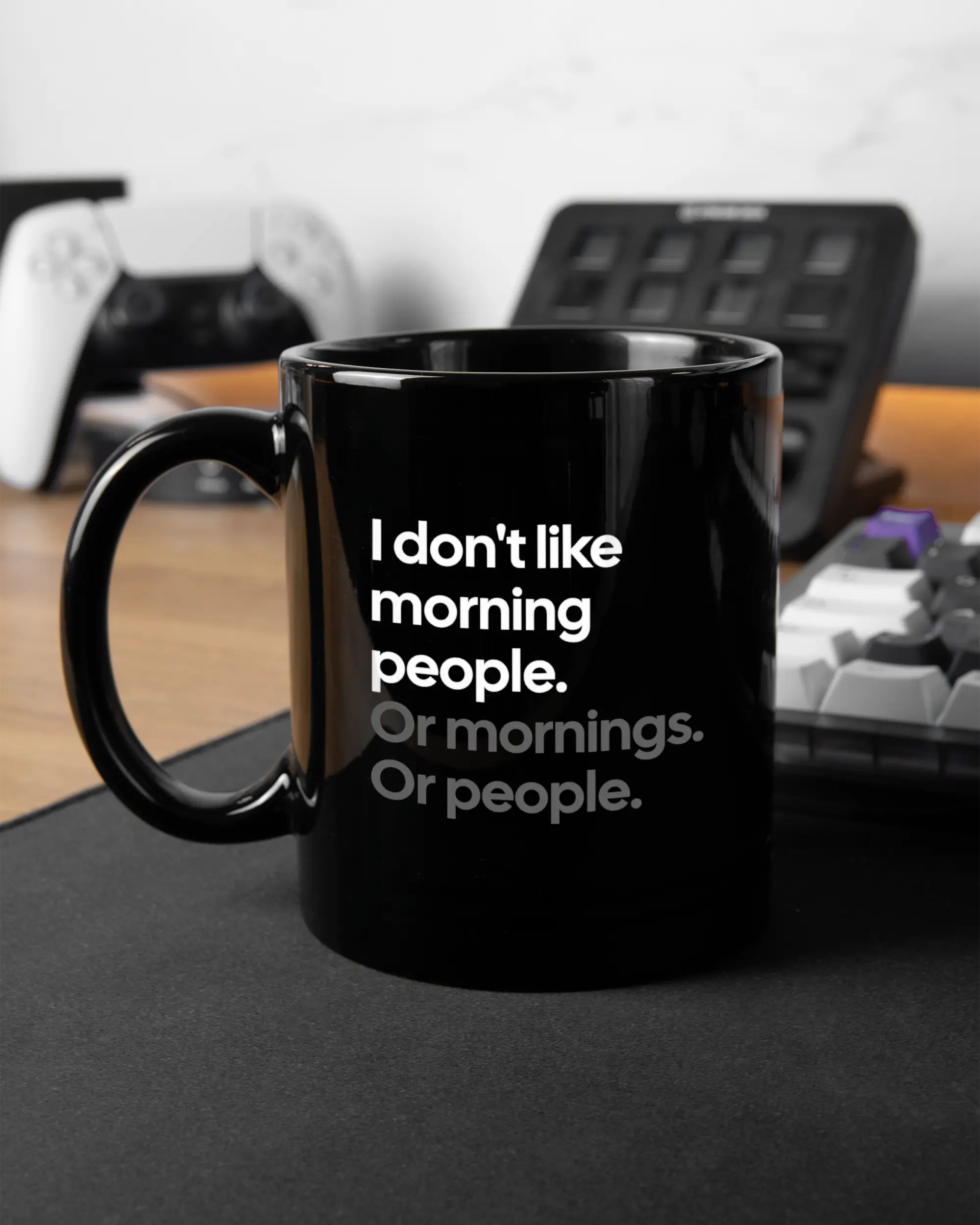 Gaming Room Aufnahme der linken Seite der beidseitig bedruckten Keramiktasse von Maondo mit dem Design Morning Person in der Farbe Black