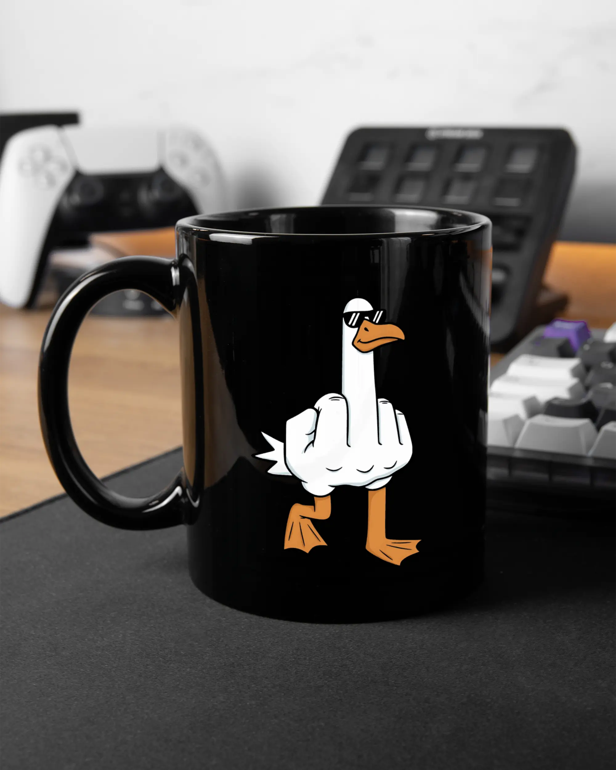 Gaming Room Aufnahme der linken Seite der beidseitig bedruckten Keramiktasse von Maondo mit dem Design I give a duck in der Farbe Black