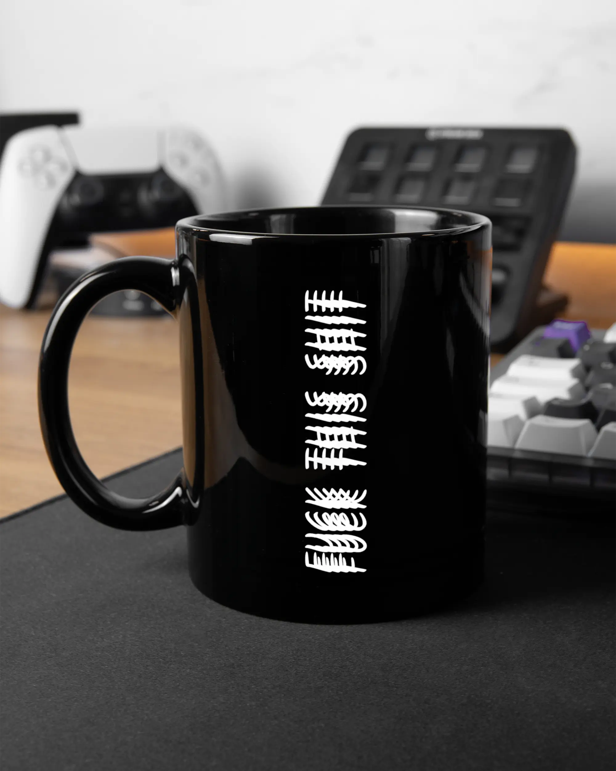 Gaming Room Aufnahme der linken Seite der beidseitig bedruckten Keramiktasse von Maondo mit dem Design Hidden Message in der Farbe Black