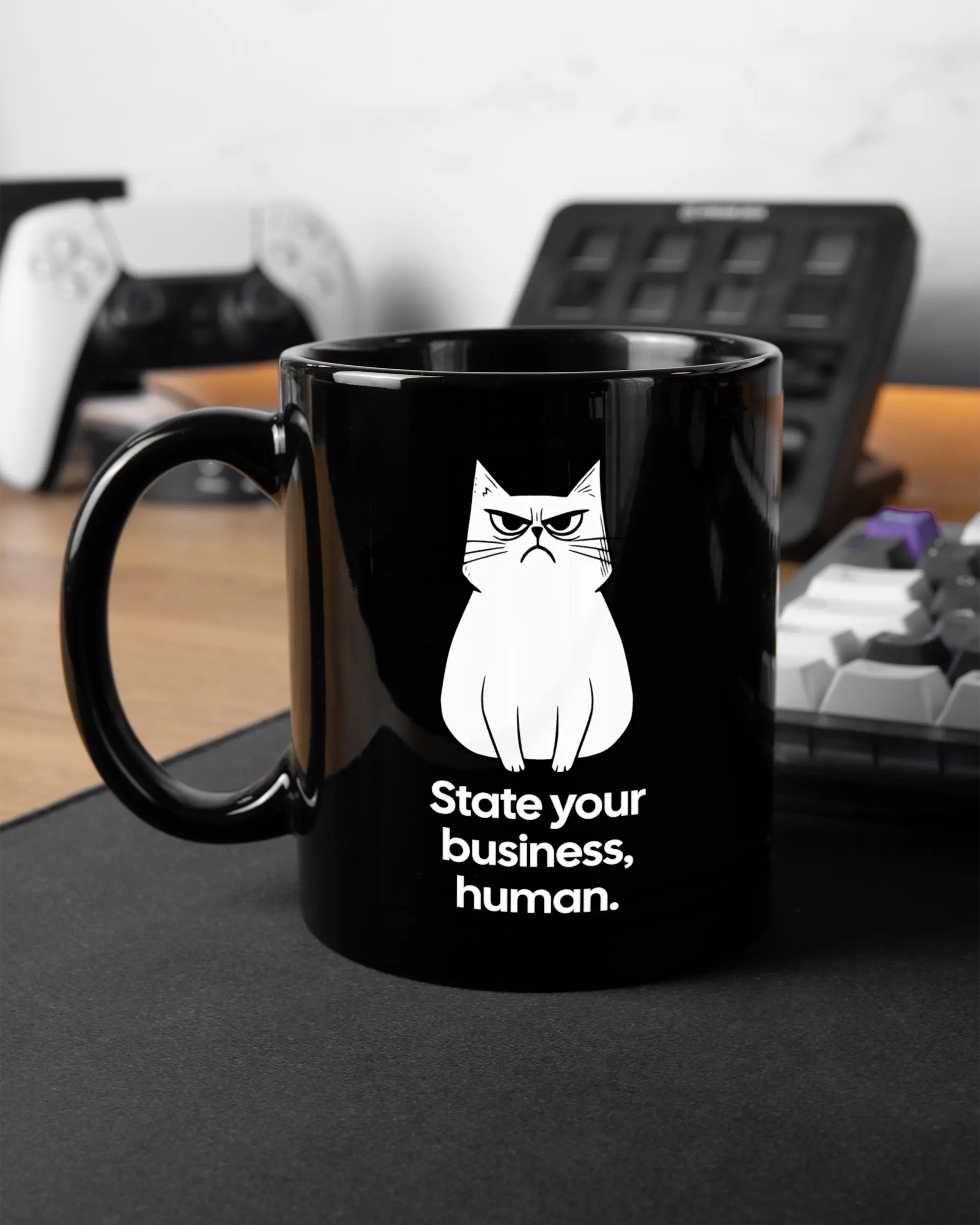 Gaming Room Aufnahme der linken Seite der beidseitig bedruckten Keramiktasse von Maondo mit dem Design Grumpy Purr in der Farbe Black