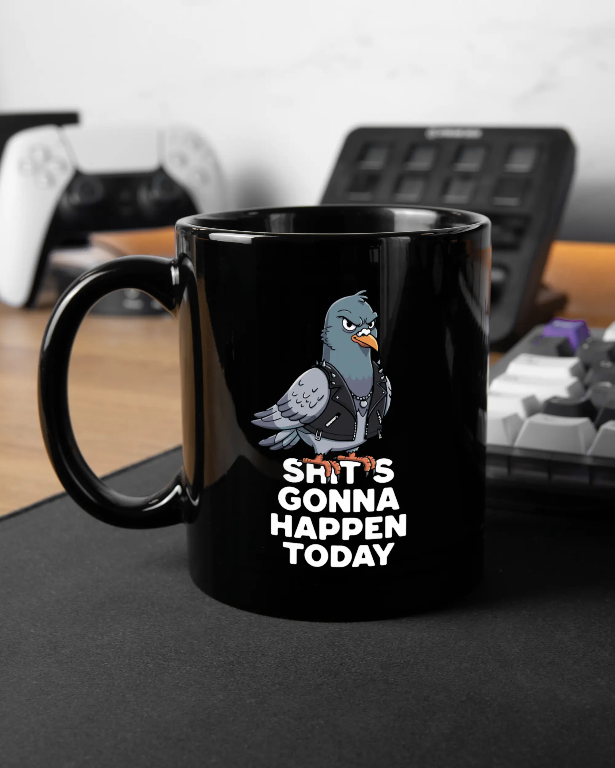 Gaming Room Aufnahme der linken Seite der beidseitig bedruckten Keramiktasse von Maondo mit dem Design Pigeon Pun in der Farbe Black