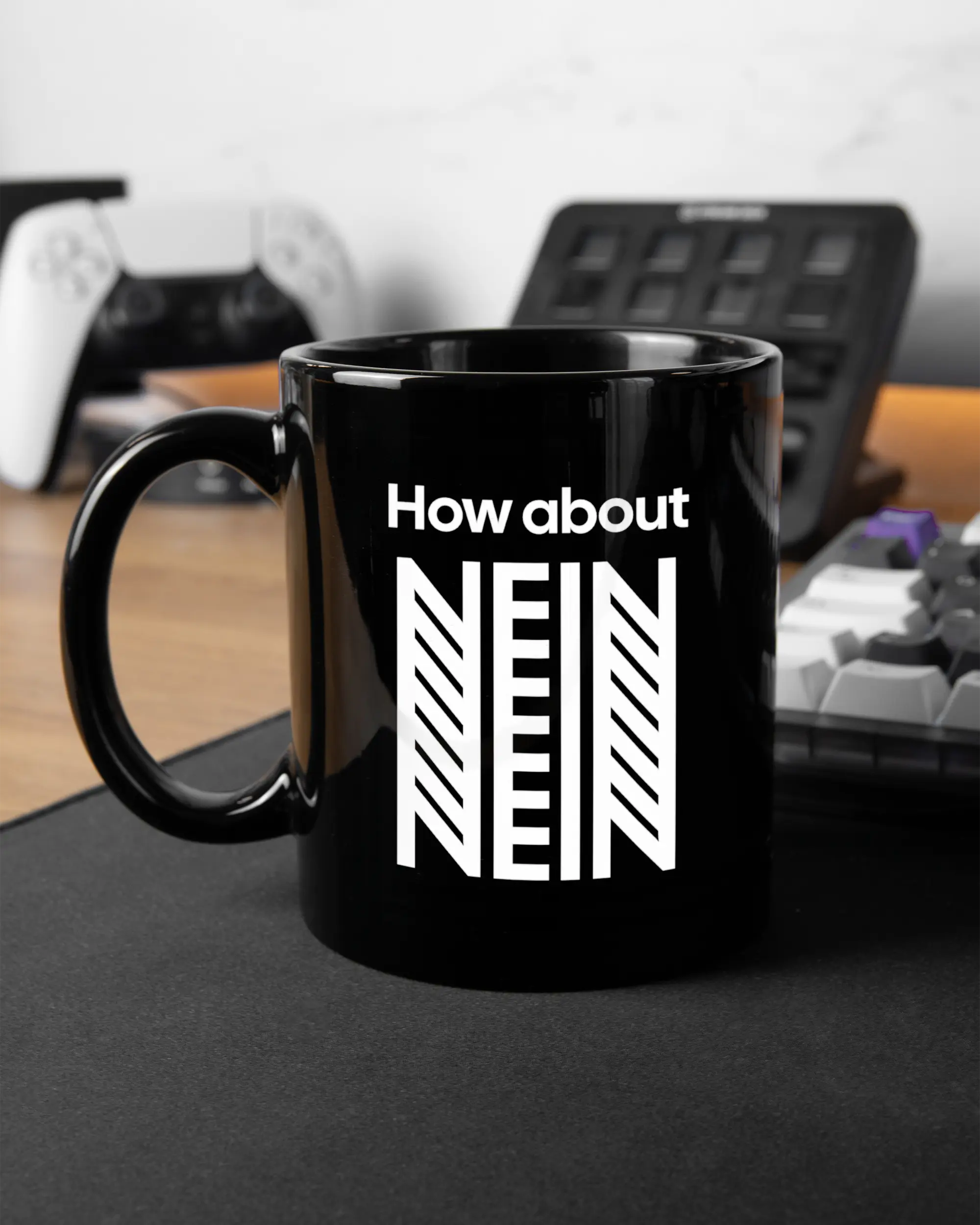 Gaming Room Aufnahme der linken Seite der beidseitig bedruckten Keramiktasse von Maondo mit dem Design How about nein in der Farbe Black