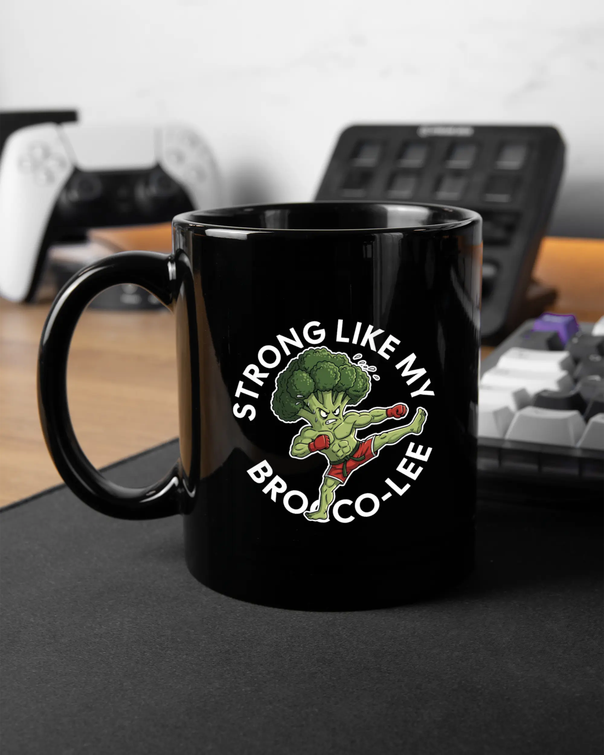 Gaming Room Aufnahme der linken Seite der beidseitig bedruckten Keramiktasse von Maondo mit dem Design Brocco-Lee in der Farbe Black