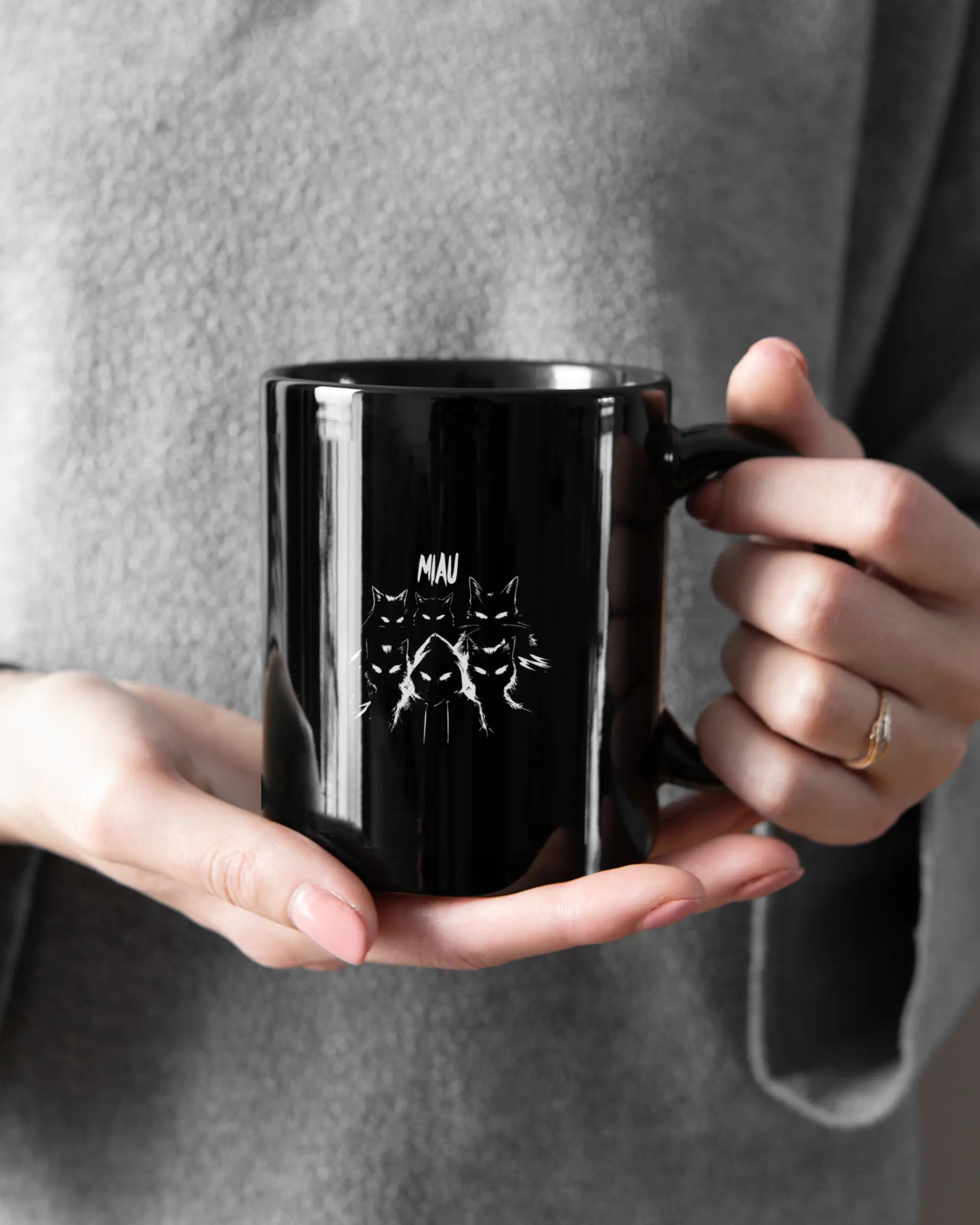Closeup Modelshot Frau der beidseitig bedruckten Keramik Tasse von Maondo mit dem Design Miau Gang in der Farbe Schwarz