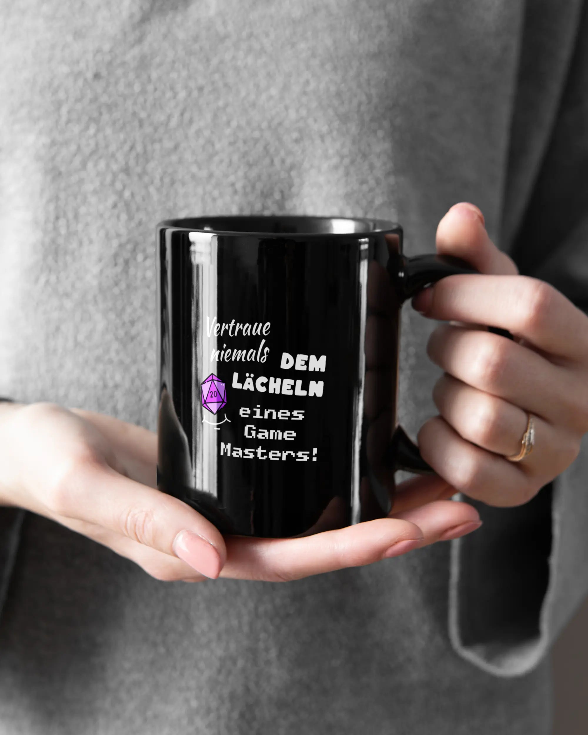 Closeup Modelshot Frau der beidseitig bedruckten Keramik Tasse von Maondo mit dem Design Game Master in der Farbe Schwarz