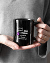 Closeup Modelshot Frau der beidseitig bedruckten Keramik Tasse von Maondo mit dem Design Game Master in der Farbe Schwarz