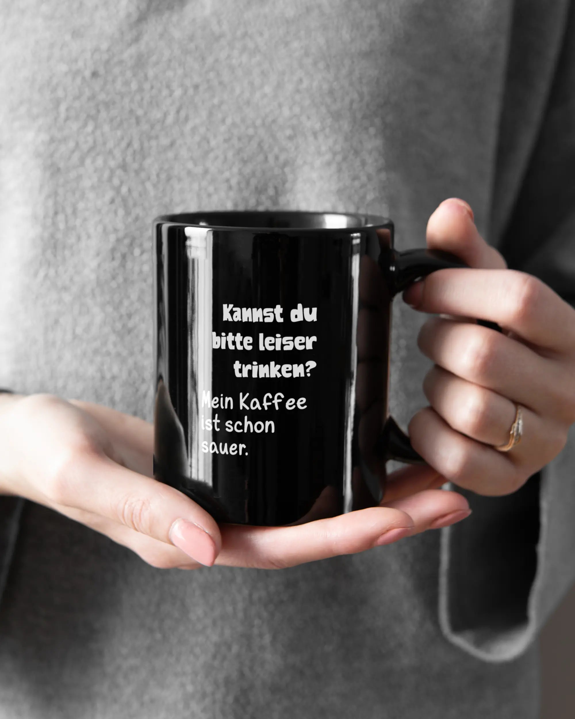 Closeup Modelshot Frau der beidseitig bedruckten Keramik Tasse von Maondo mit dem Design Ruhiges Böhnchen in der Farbe Schwarz