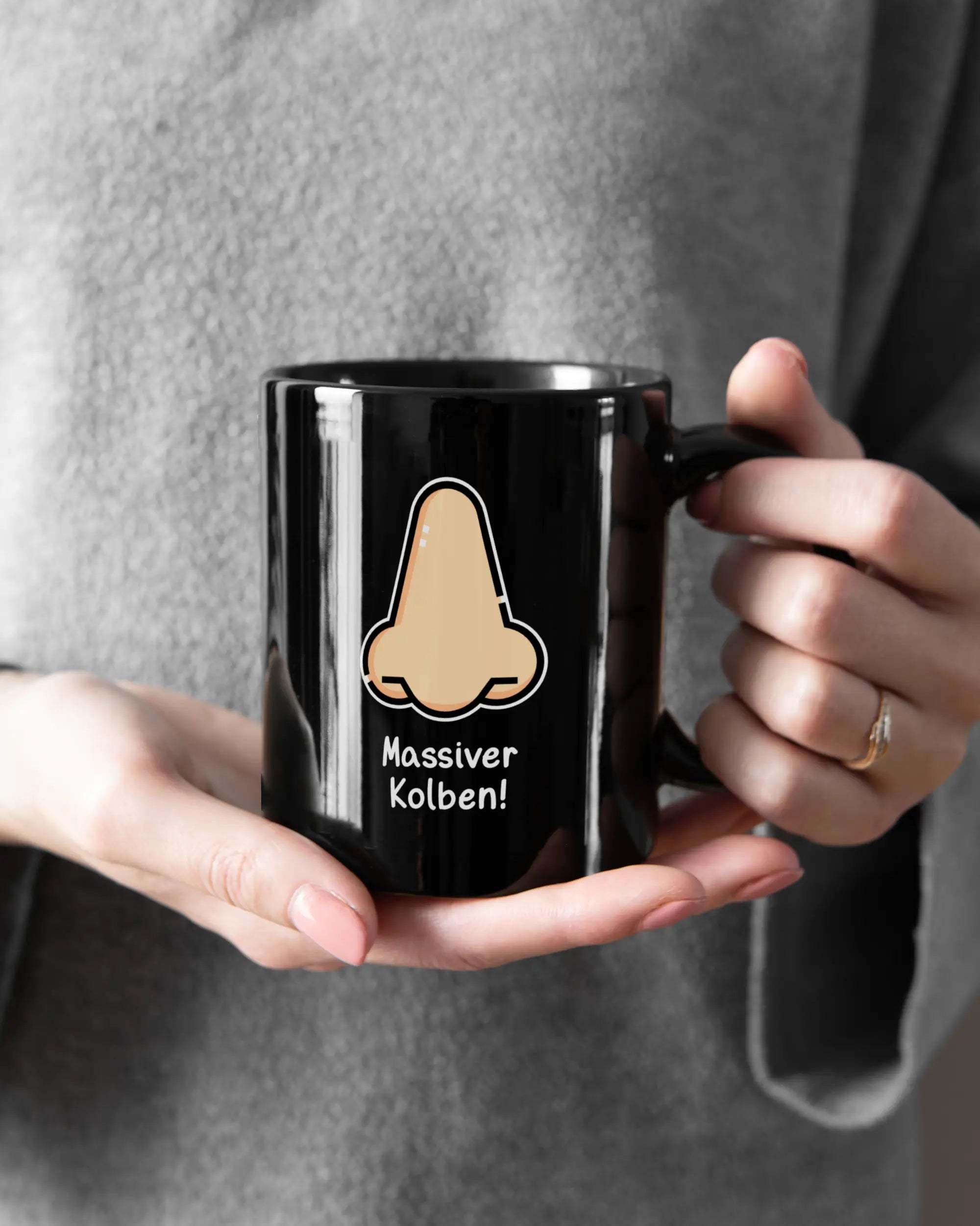 Closeup Modelshot Frau der beidseitig bedruckten Keramik Tasse von Maondo mit dem Design Massiver Kolben in der Farbe Schwarz