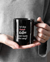 Closeup Modelshot Frau der beidseitig bedruckten Keramik Tasse von Maondo mit dem Design Kaffeekunst in der Farbe Schwarz