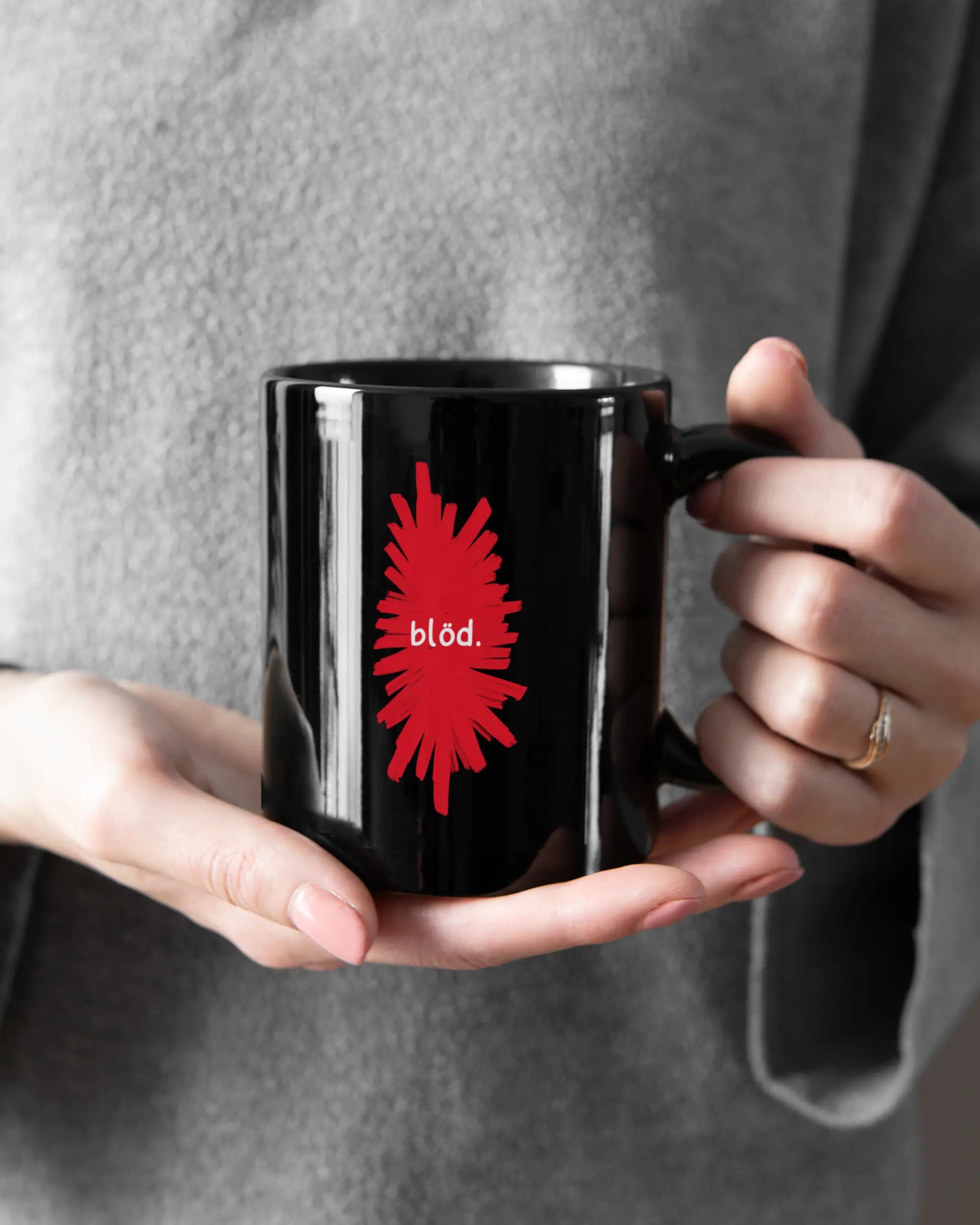 Closeup Modelshot Frau der beidseitig bedruckten Keramik Tasse von Maondo mit dem Design Blöd in der Farbe Schwarz
