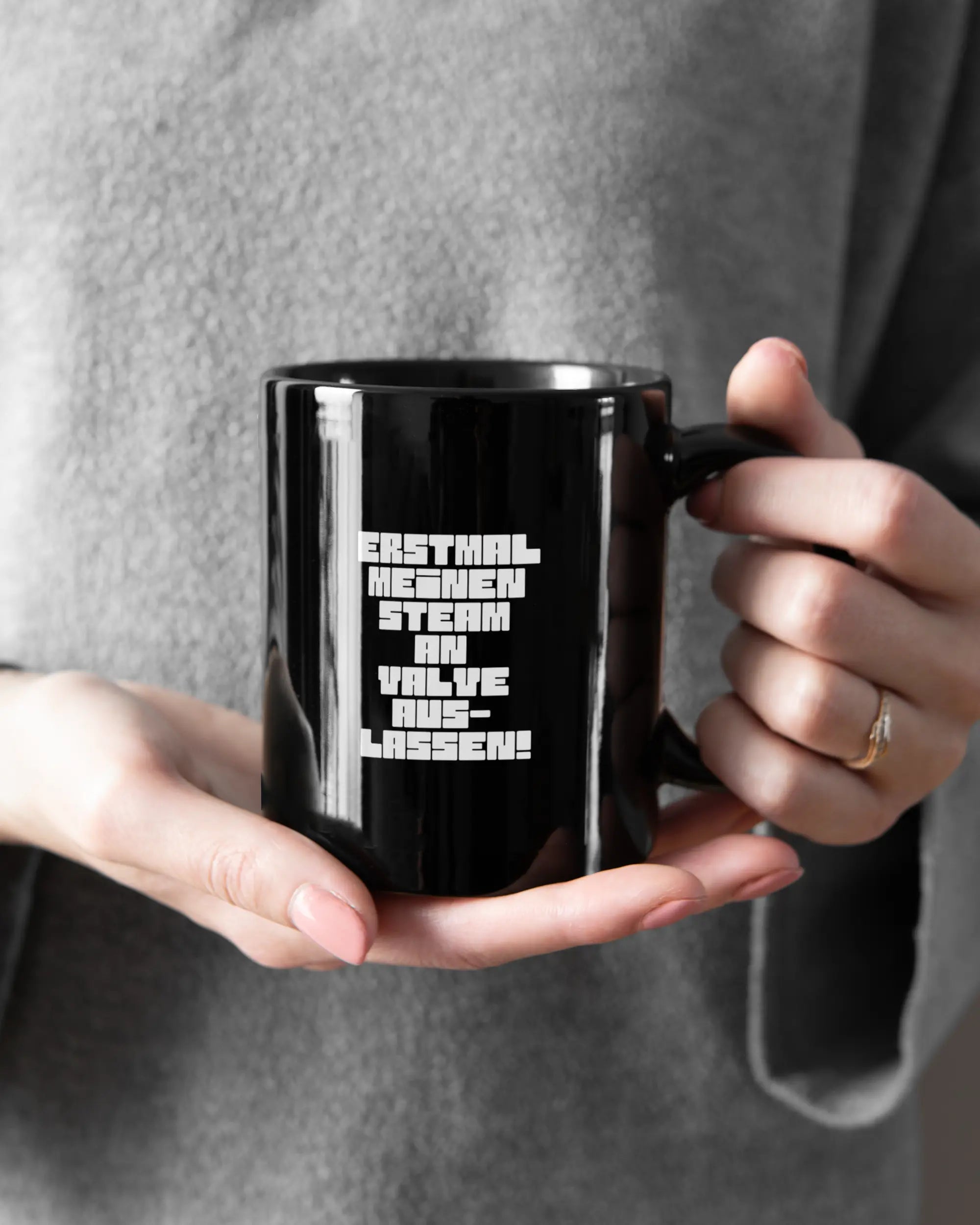 Closeup Modelshot Frau der beidseitig bedruckten Keramik Tasse von Maondo mit dem Design Lass es raus in der Farbe Schwarz